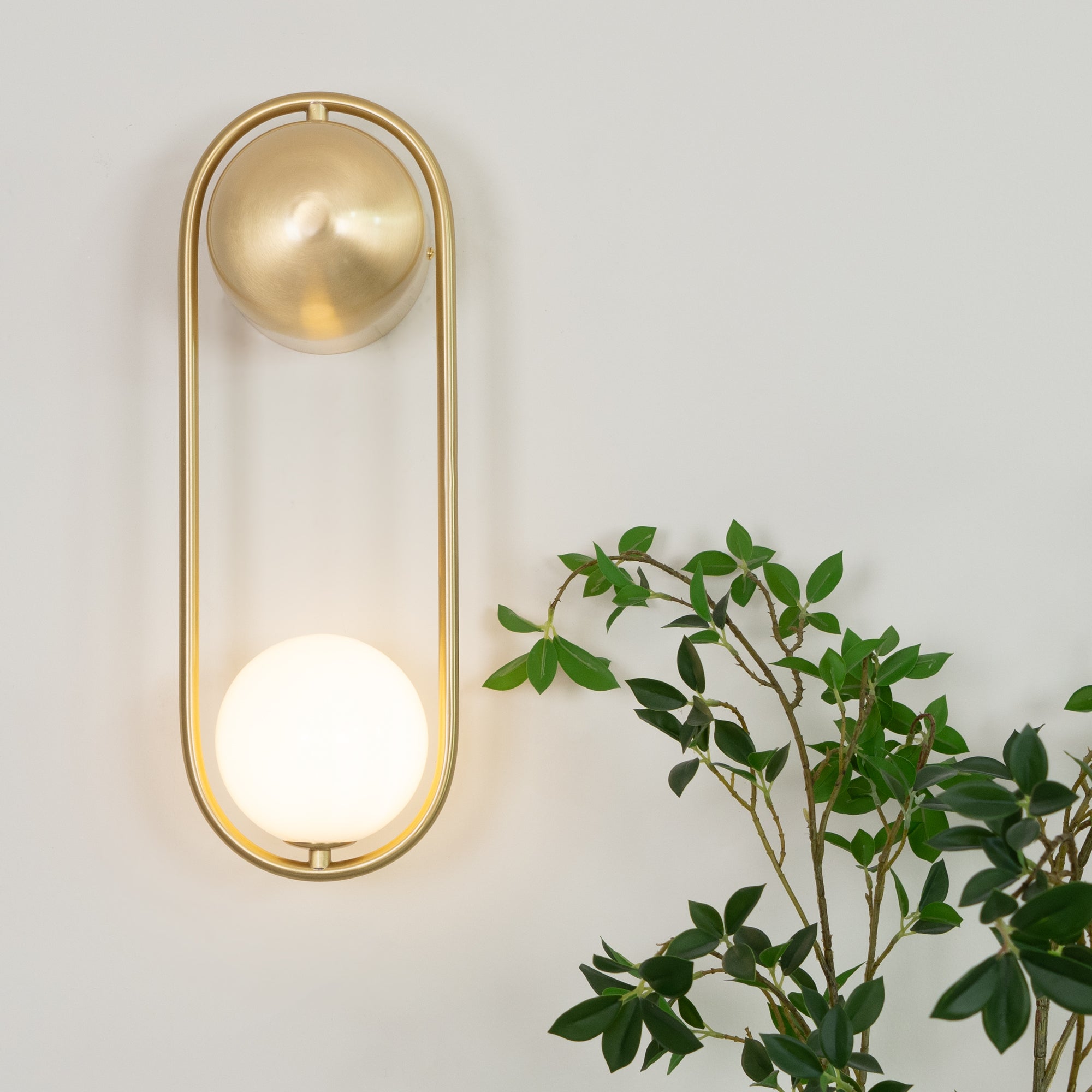 Virelli Applique Murale Cadre en Laiton en Forme de Boucle et Globe en Verre pour Art - Neutralighting