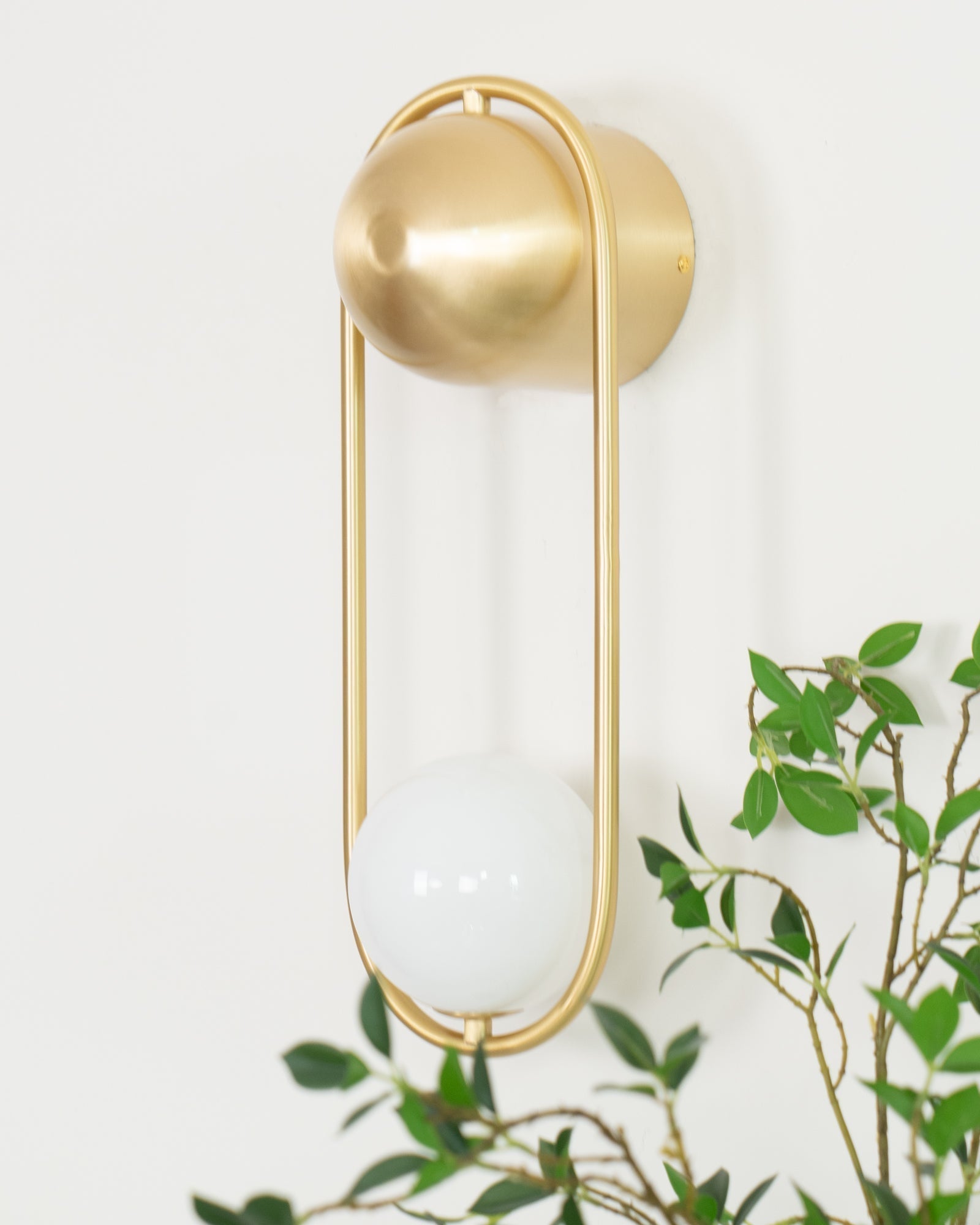 Virelli Applique Murale Cadre en Laiton en Forme de Boucle et Globe en Verre pour Art - Neutralighting