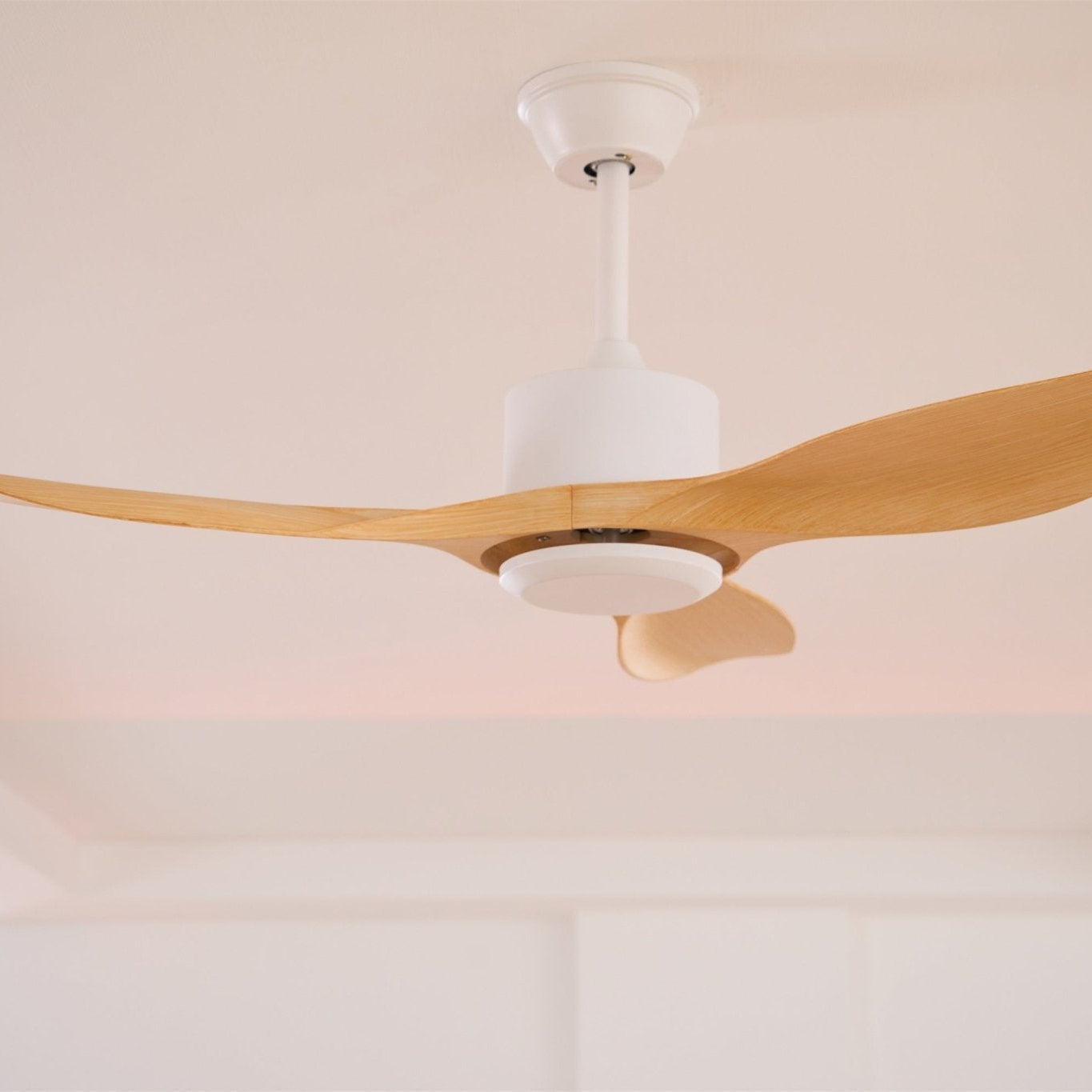 Ventilateur de plafond Meren vu d'en bas, soulignant son profil.