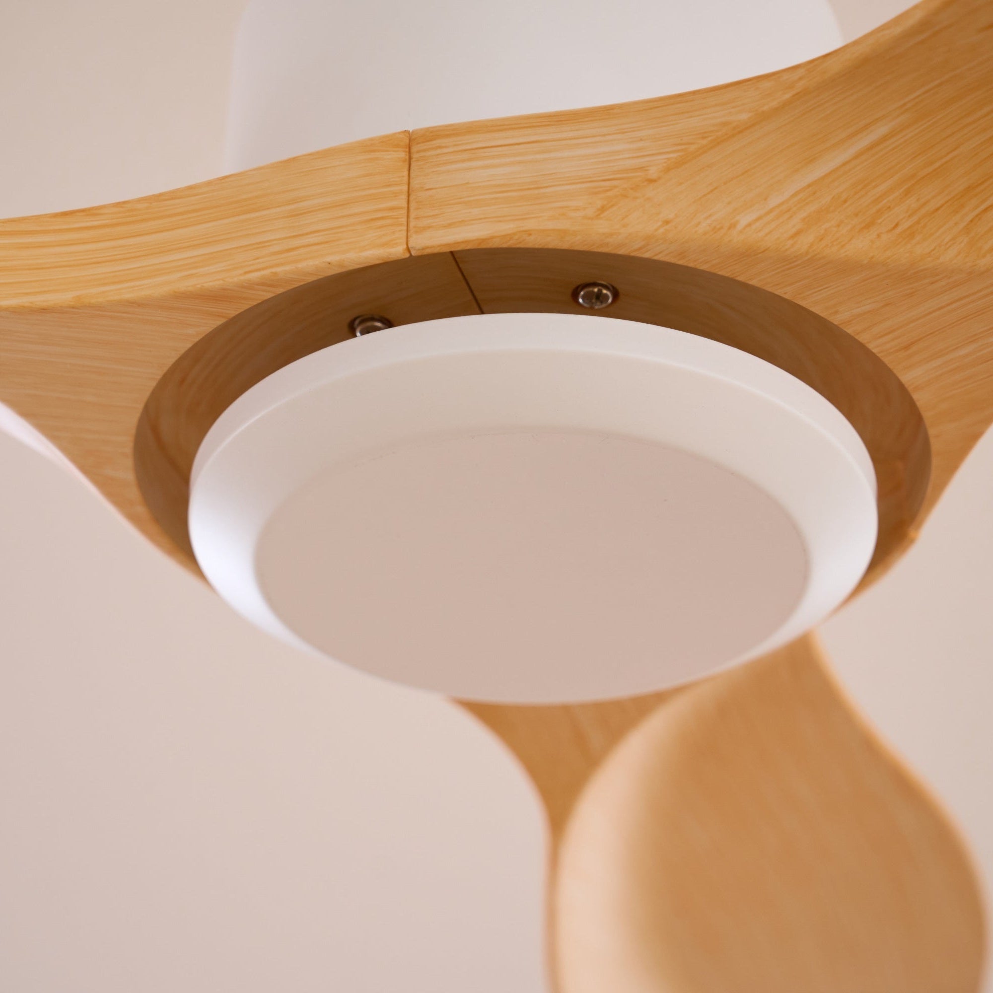 Ventilateur de plafond Meren avec finition Grain de bois de noyer.
