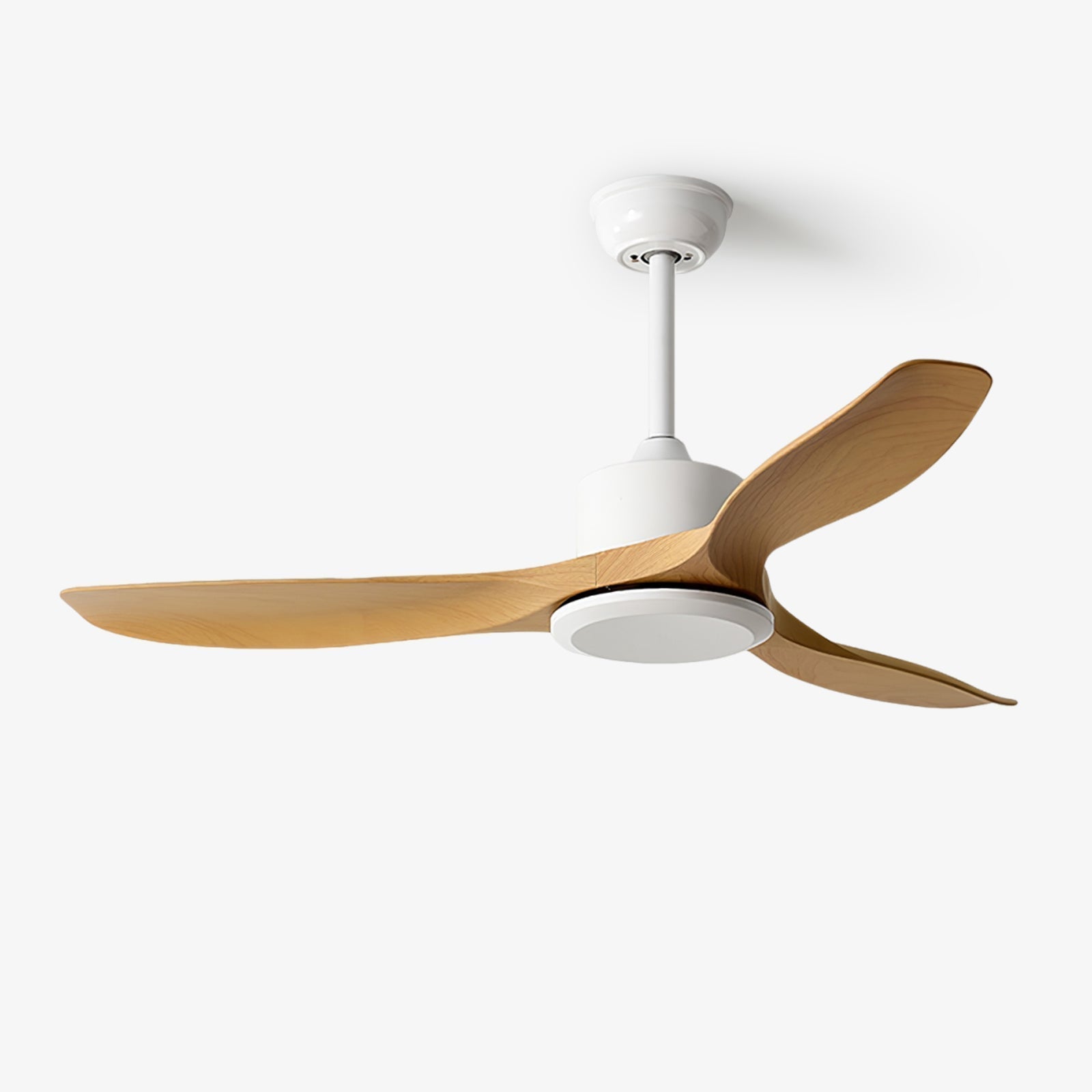 Ventilateur de plafond Meren en bois minimaliste dans un salon moderne.