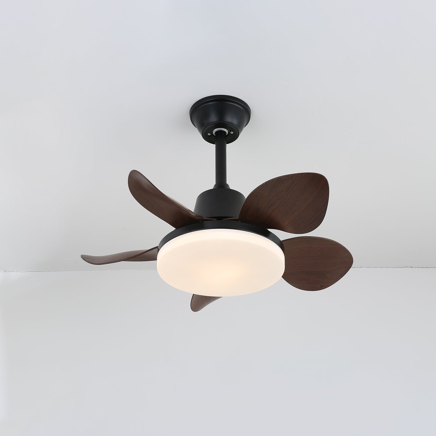 Plafonnier ventilateur Veyra moderne avec option de finition corps noir