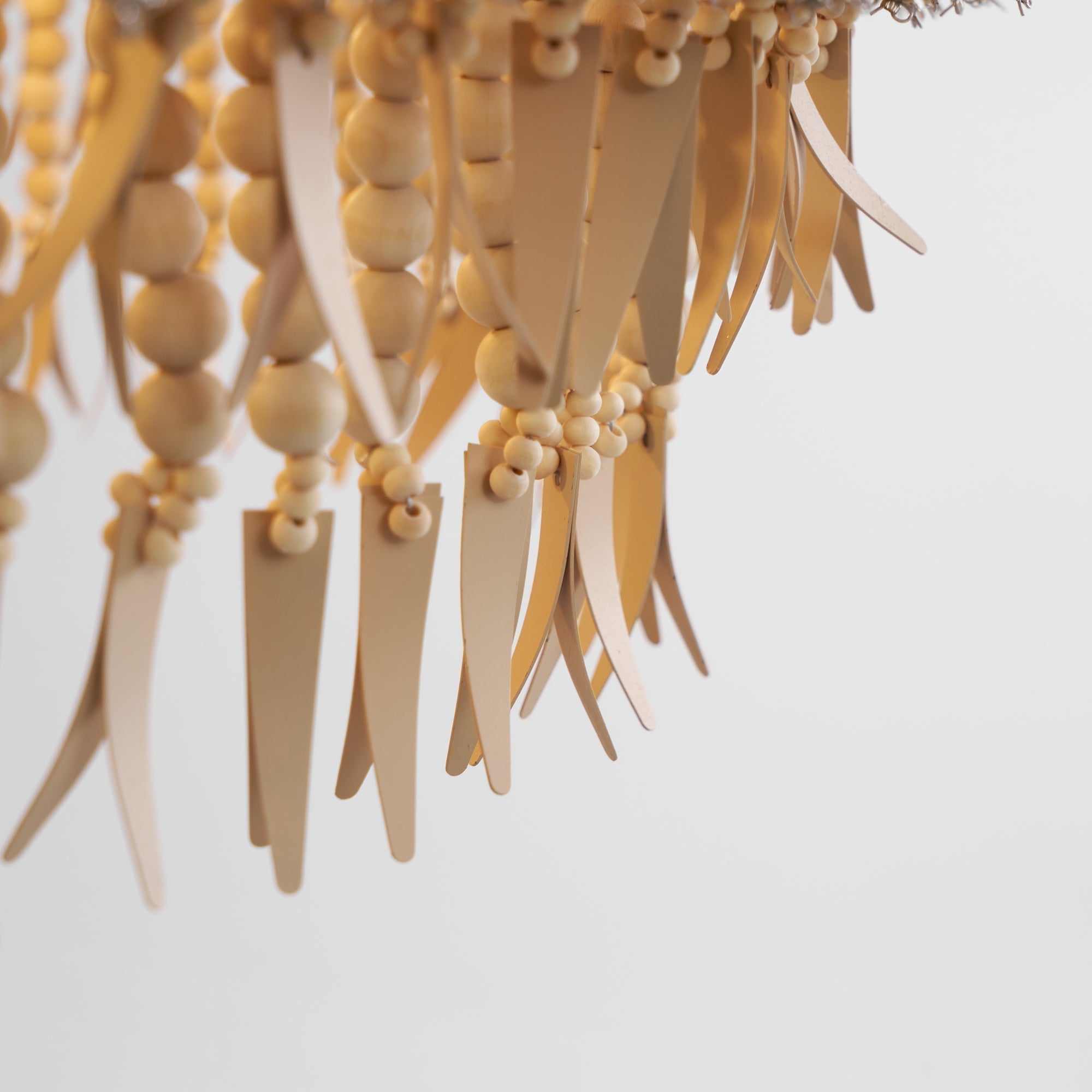 Odette Lustre en Bois et Perles de Noix de Coco