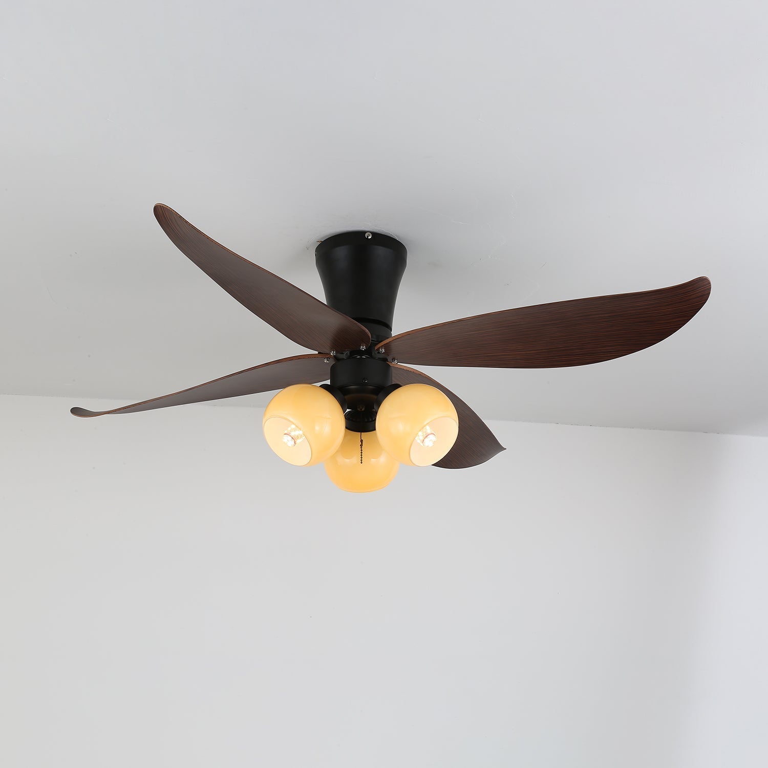 Vue latérale du plafonnier ventilateur Lunair vintage en bois et verre