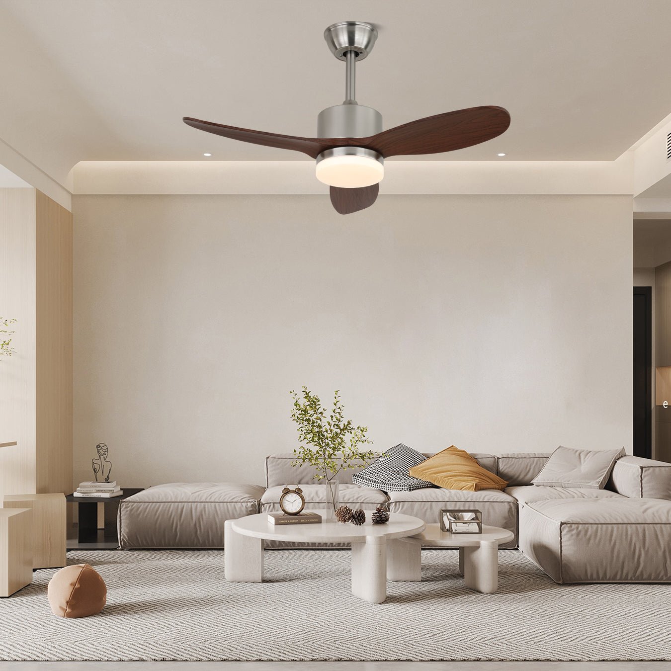 Plafonnier ventilateur VerdantBreeze montrant son moteur DC silencieux et son design moderne