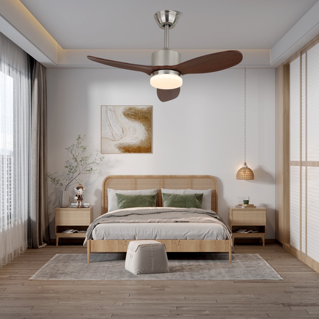 Gros plan du plafonnier ventilateur VerdantBreeze, de ses pales en bois et de son abat-jour en acrylique