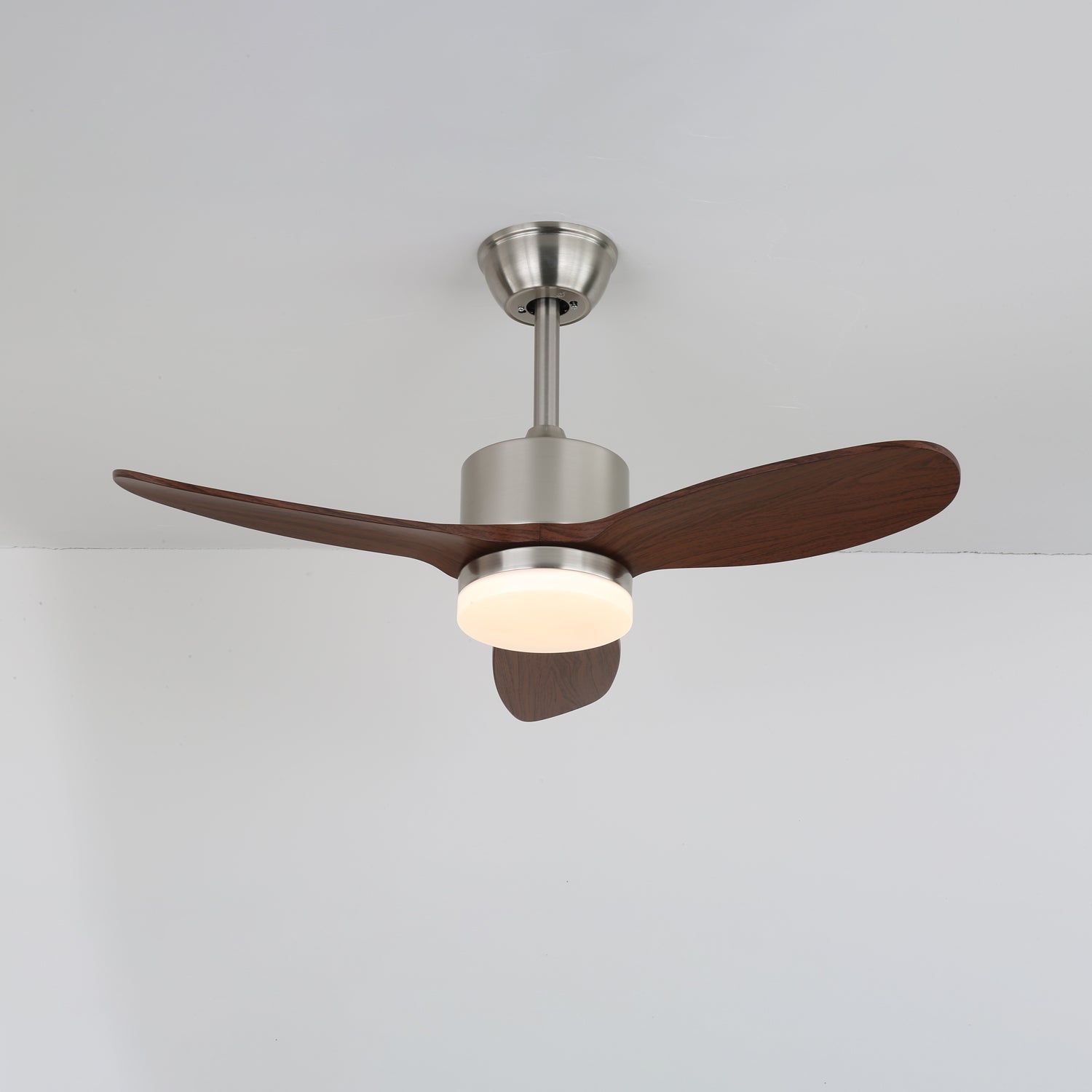 Plafonnier ventilateur VerdantBreeze installé dans un intérieur, soulignant son flux d'air