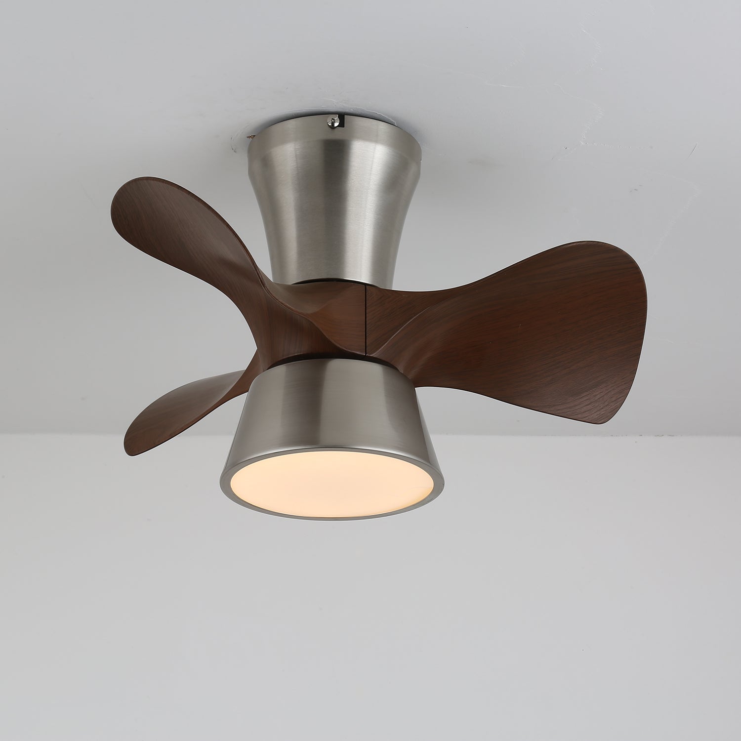 Plafonnier Ventilateur Nera en Bois Moderne, présentant la finition bois de noyer
