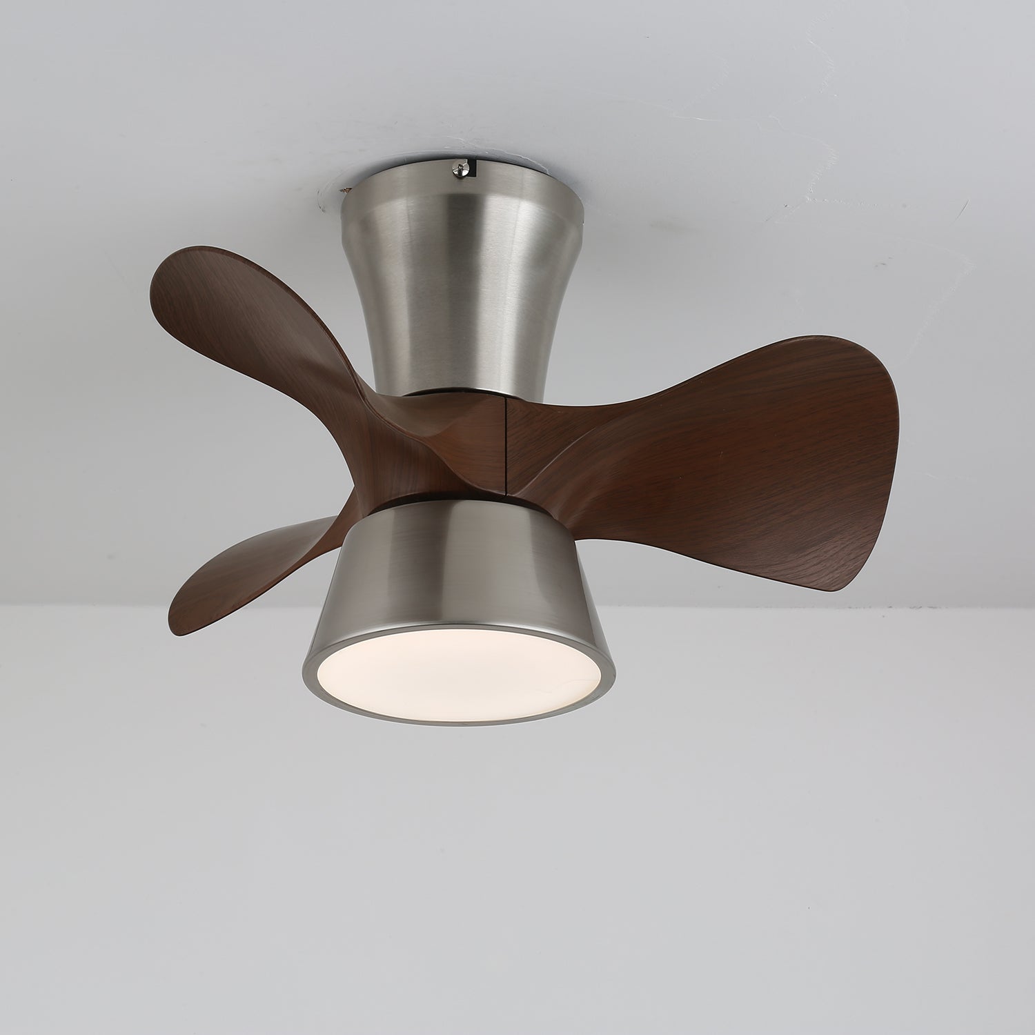 Plafonnier Ventilateur Nera en Bois Moderne, installé dans un salon moderne