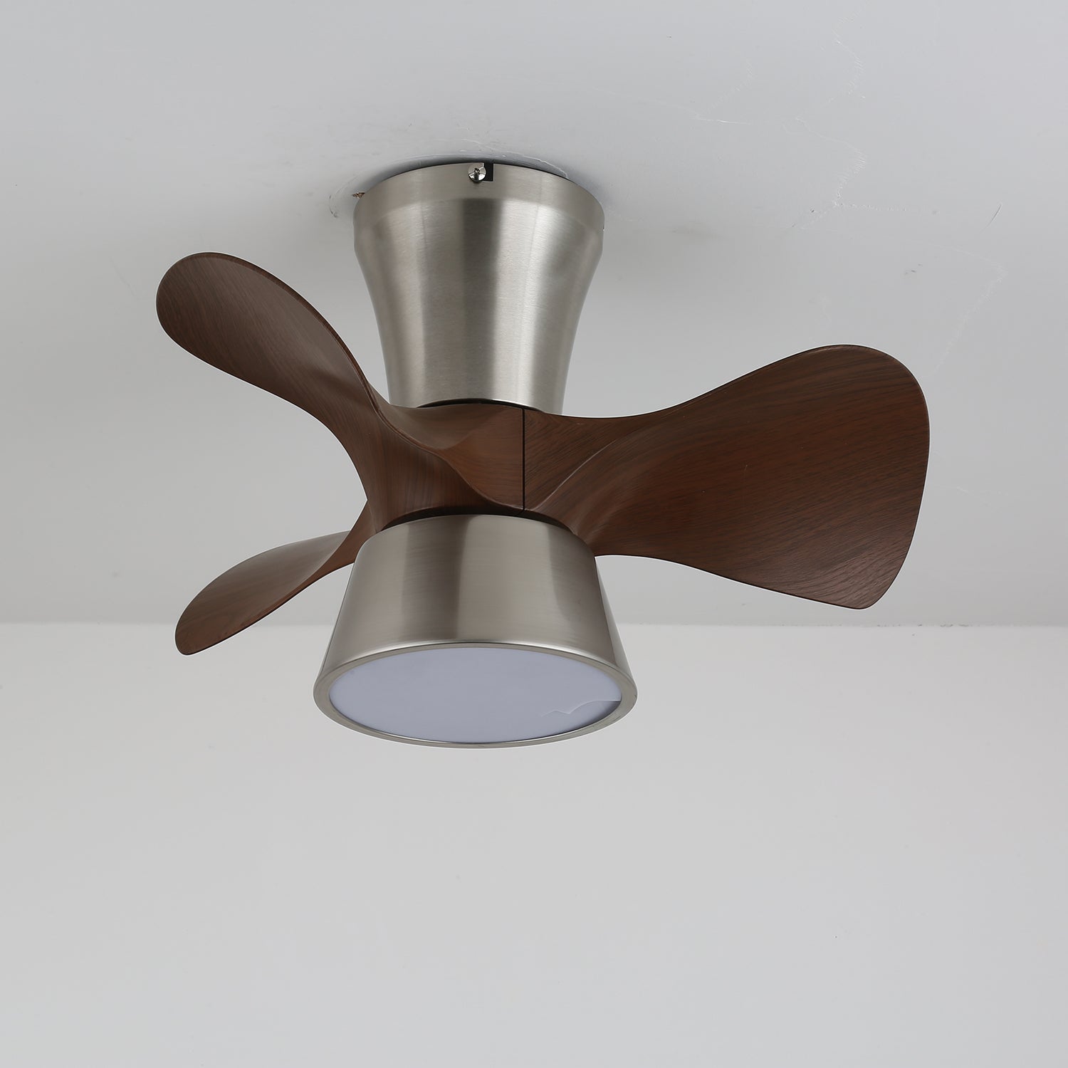 Plafonnier Ventilateur Nera en Bois Moderne, illustrant l'option de finition corps nickel