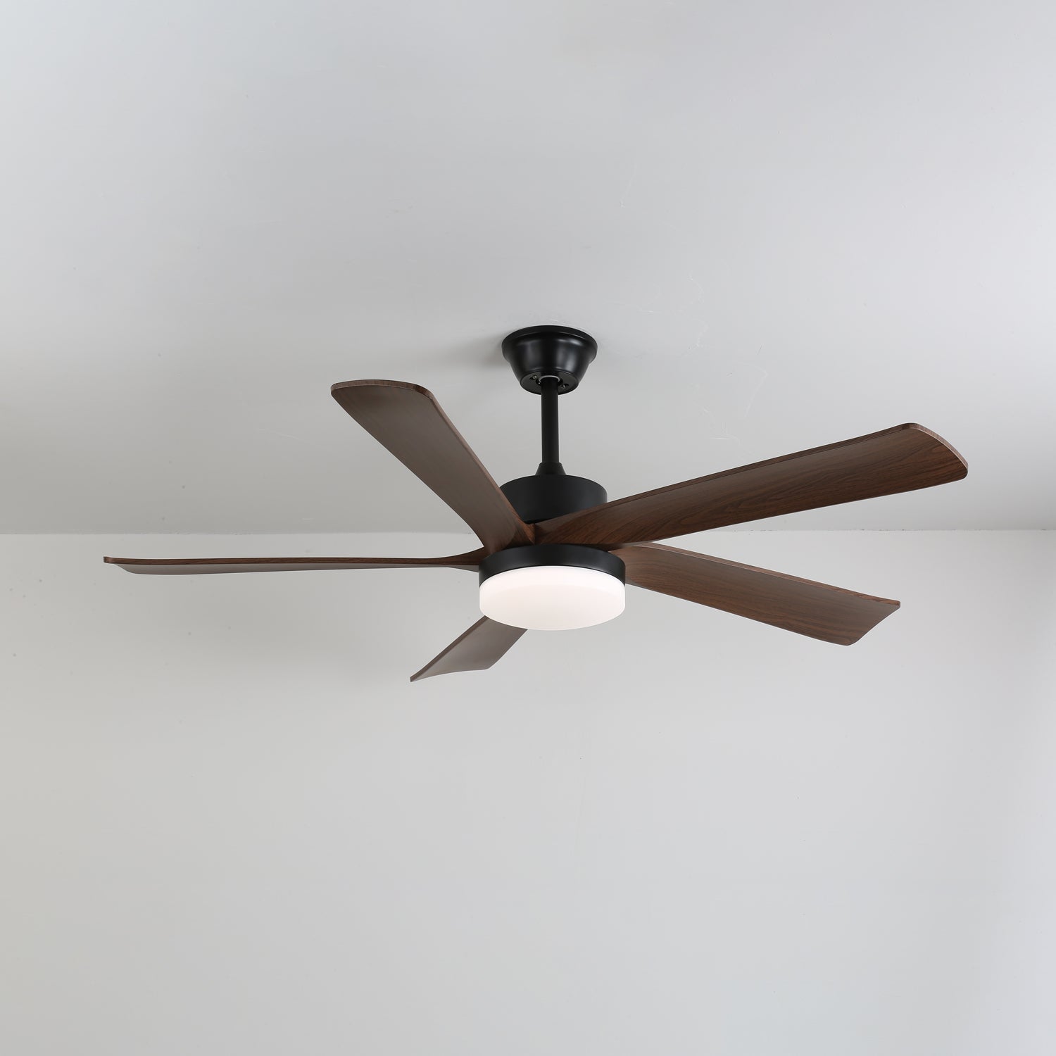 Plafonnier ventilateur moderne en bois Eryndor avec finition corps noir