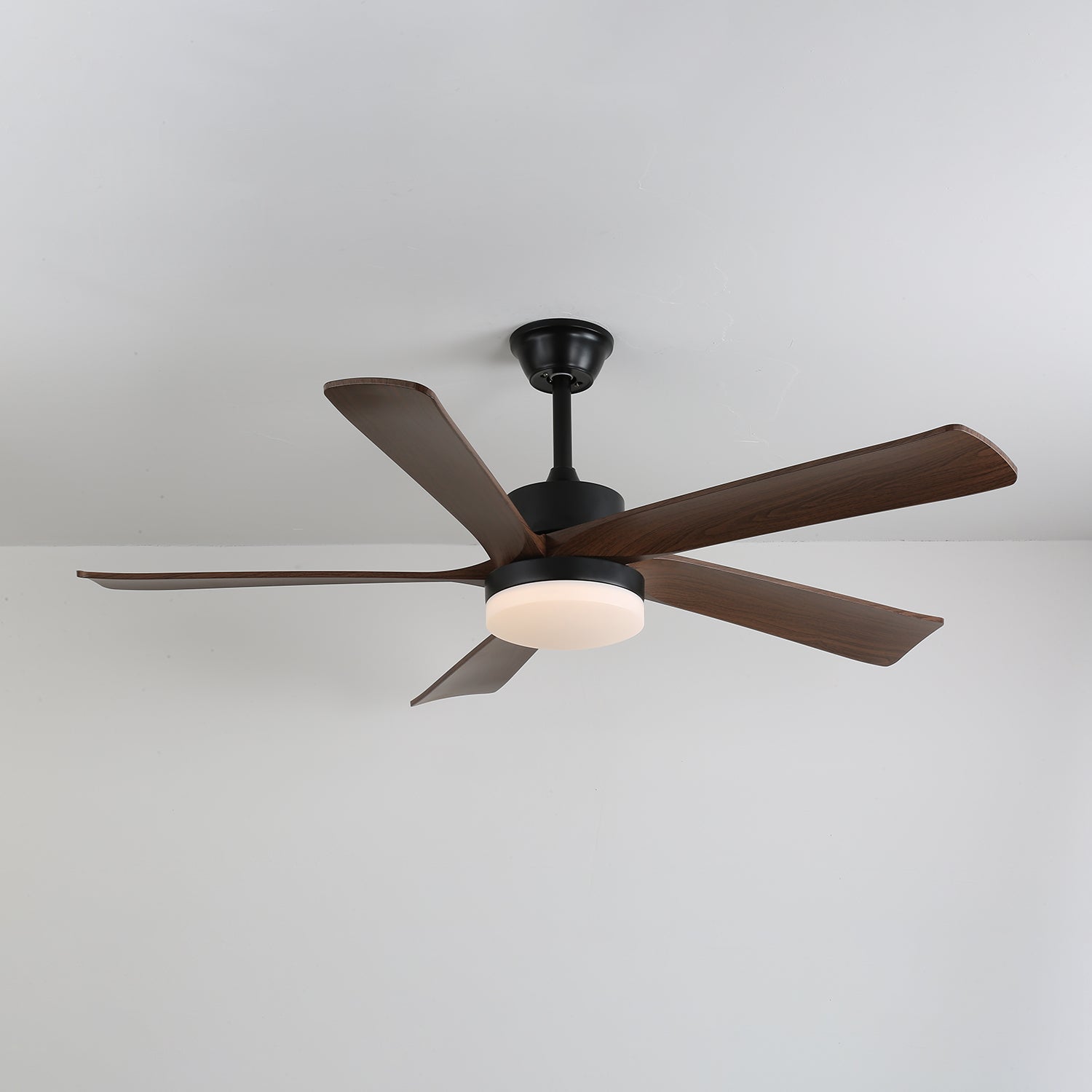 Plafonnier ventilateur moderne en bois Eryndor avec finition corps en bois de noyer