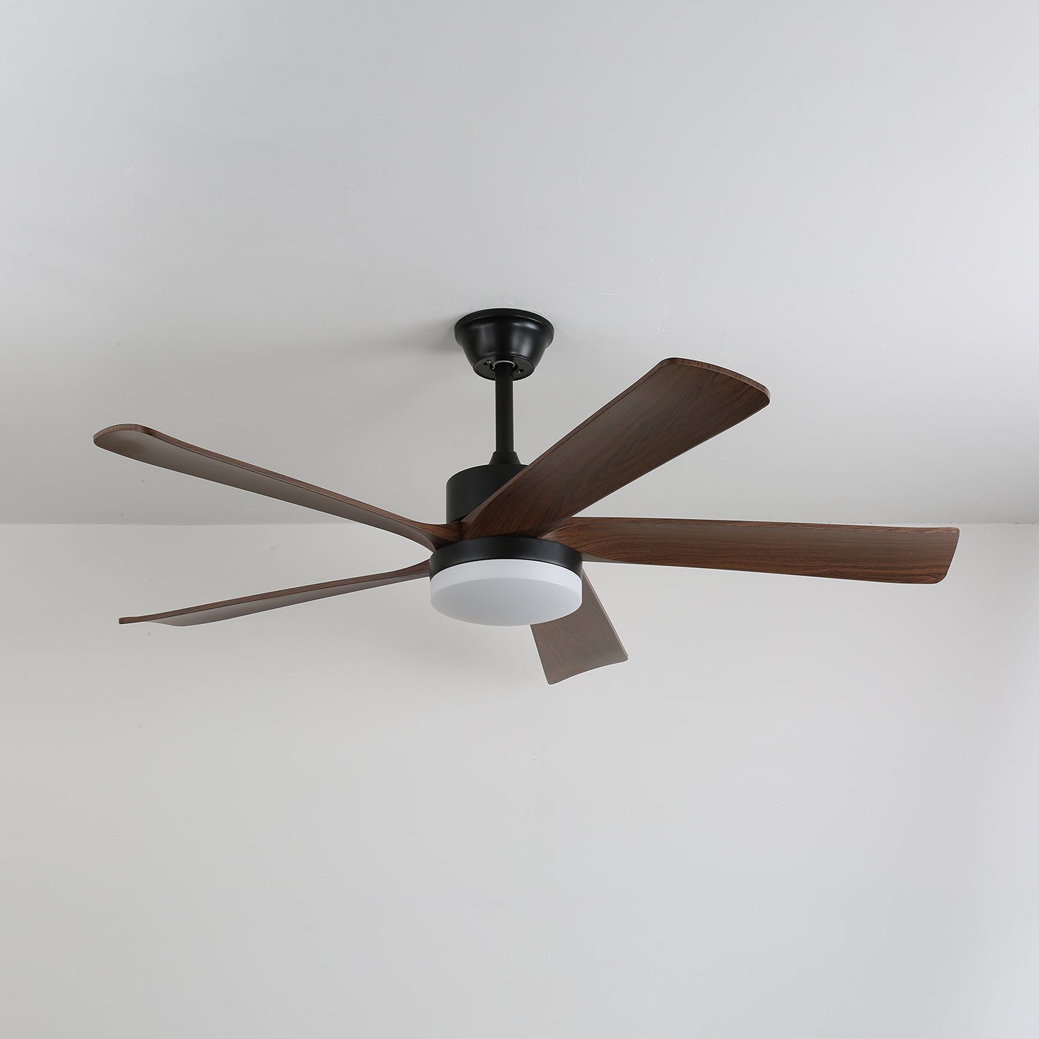 Plafonnier ventilateur moderne en bois Eryndor avec pales en mouvement