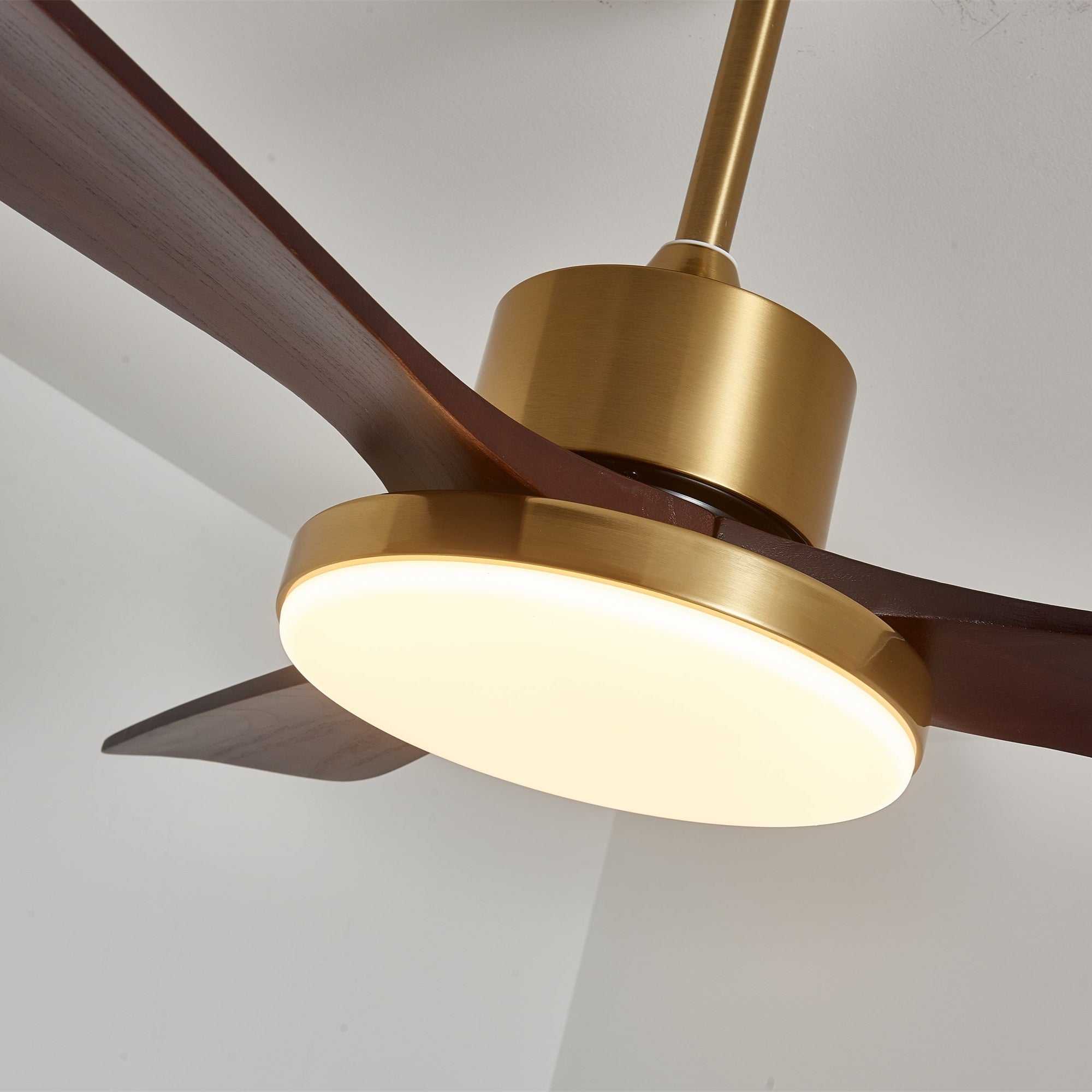 Plafonnier ventilateur Xen moderne en bois, démontrant le flux d'air