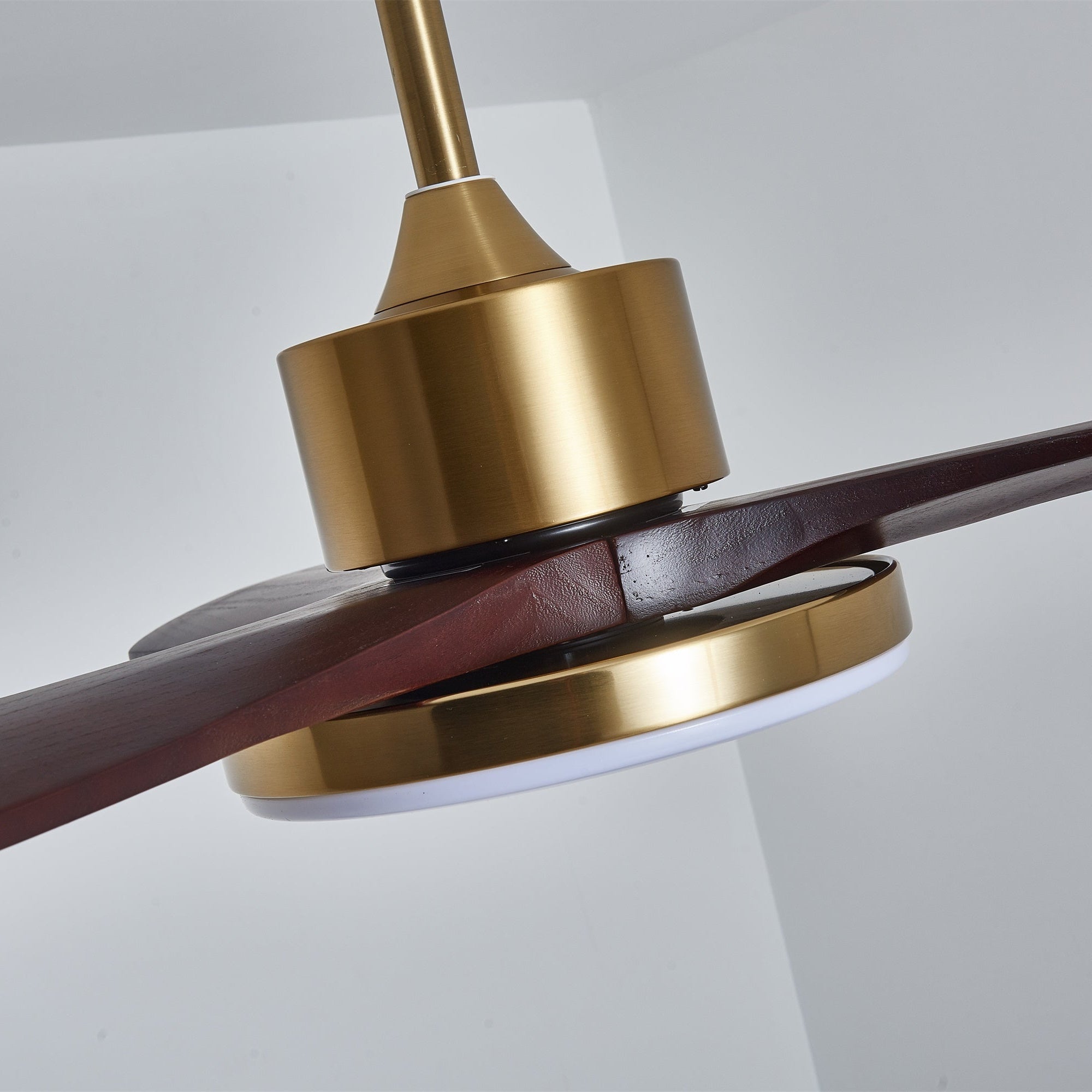 Plafonnier ventilateur Xen moderne en bois, présentant l'abat-jour blanc