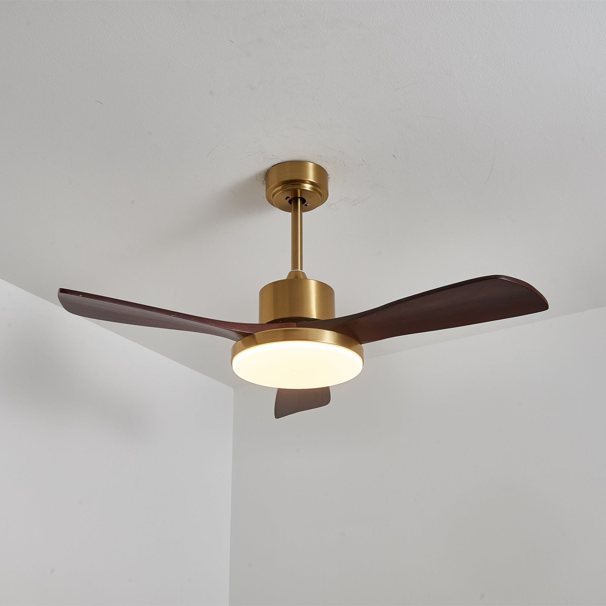 Plafonnier ventilateur Xen moderne en bois, vue en angle montrant les pales en bois