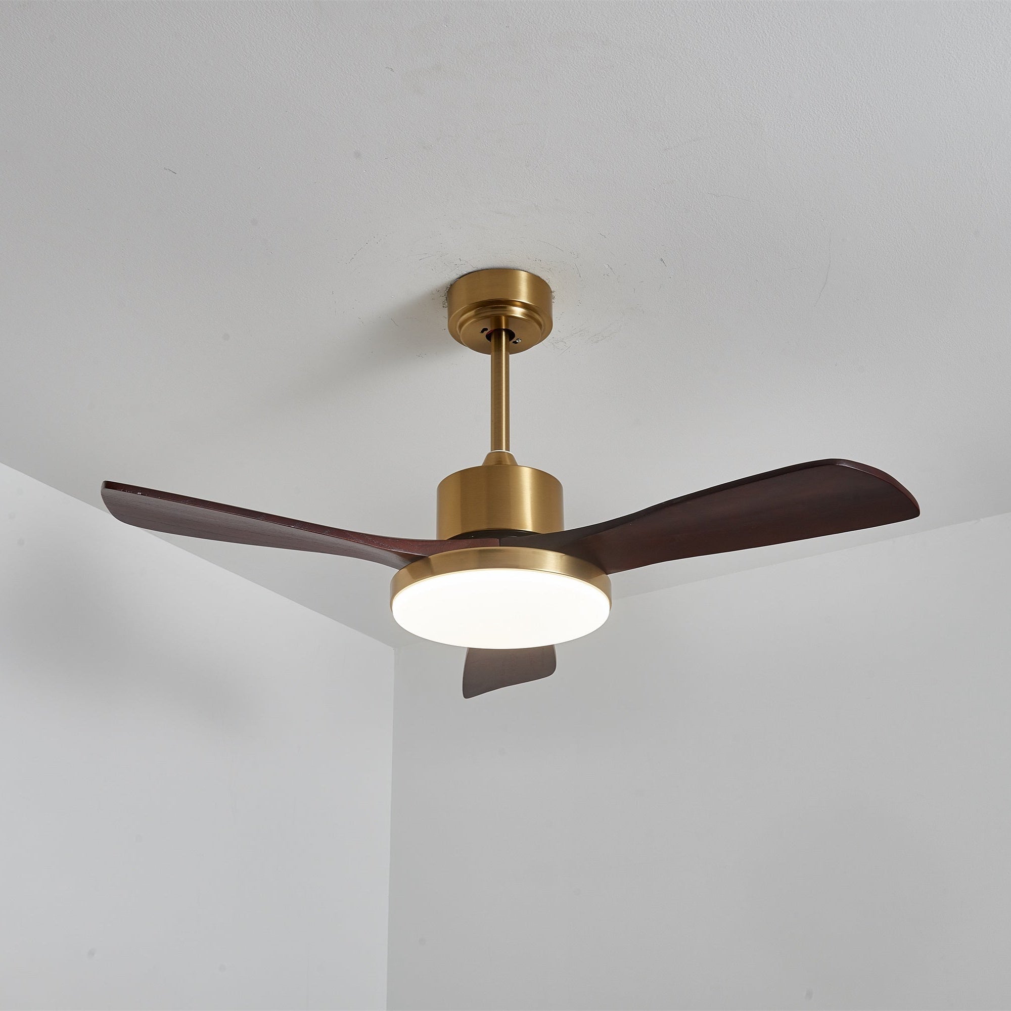 Plafonnier ventilateur Xen moderne en bois, autre angle des pales en bois