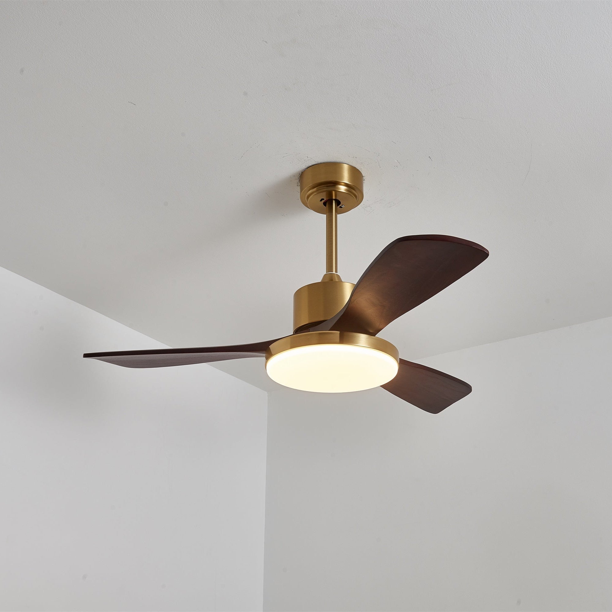 Plafonnier ventilateur Xen moderne en bois, mettant en valeur son esthétique moderne