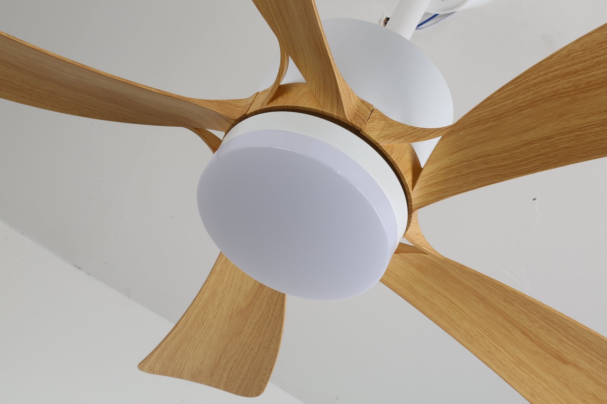 Plafonnier Ventilateur Sylven Moderne en Bois, dans une chambre à coucher