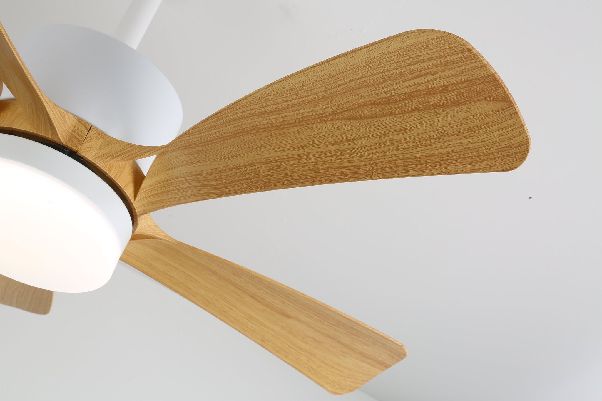 Plafonnier Ventilateur Sylven Moderne en Bois, mettant en valeur les pales couleur bois