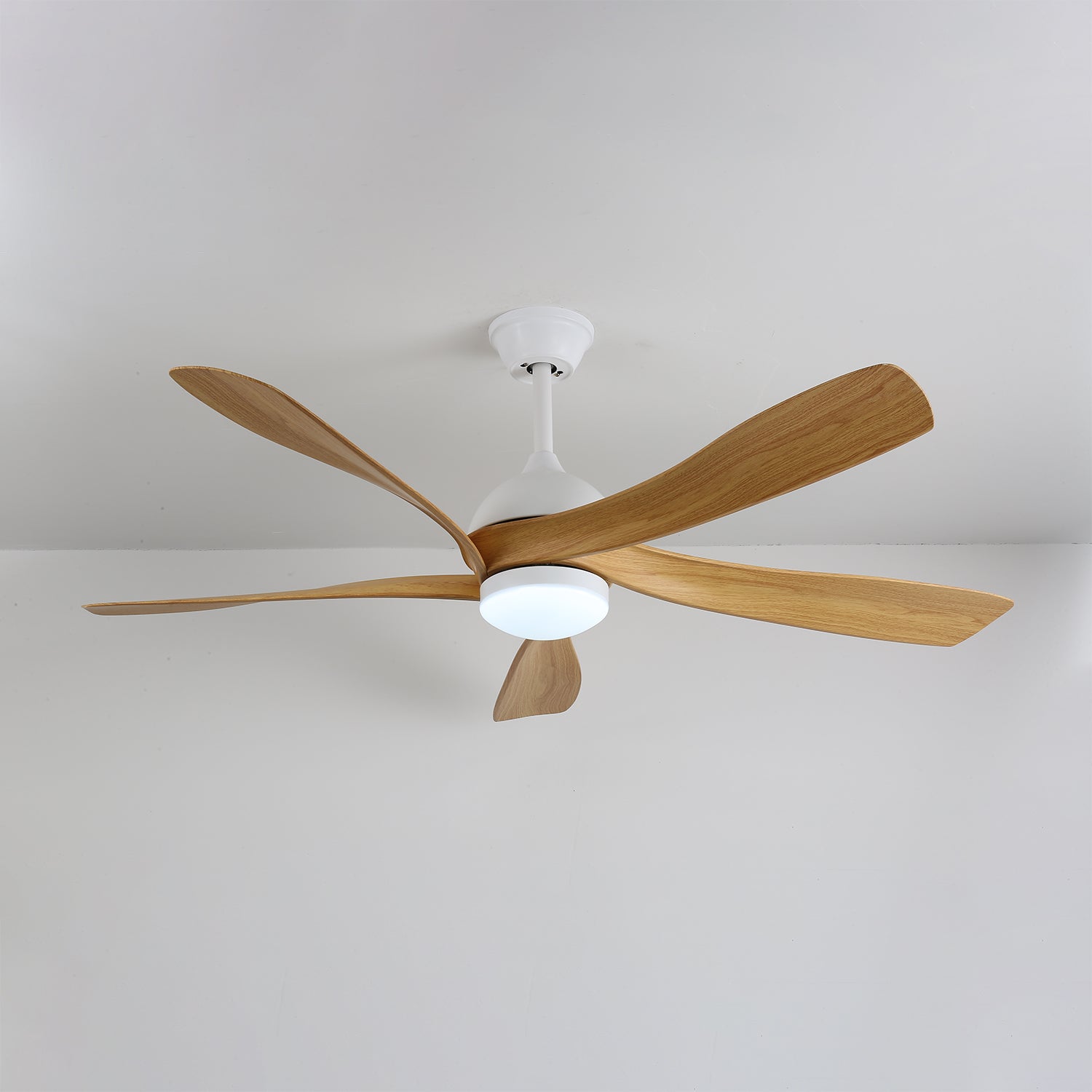 Plafonnier Ventilateur Sylven Moderne en Bois, gros plan de la lumière LED
