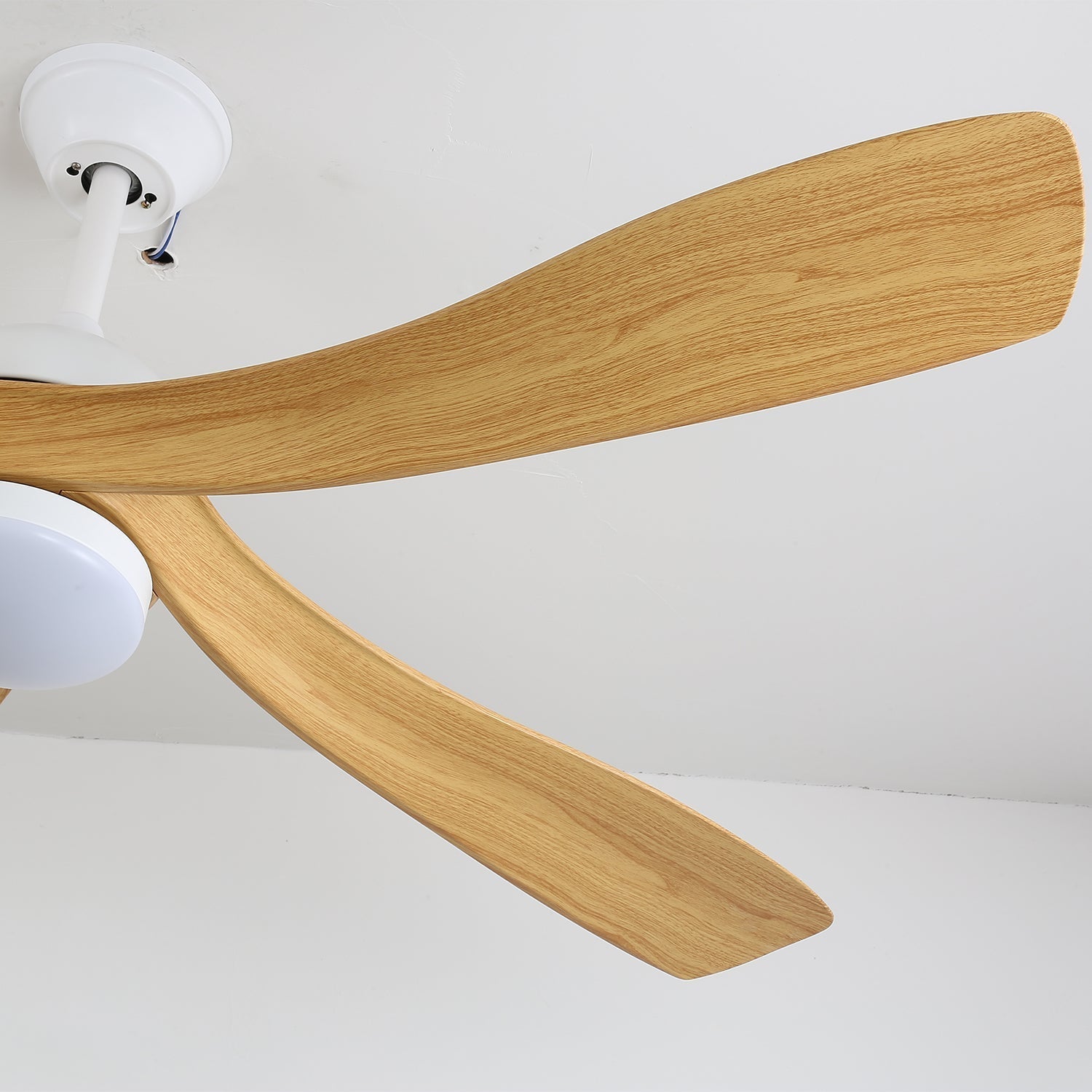 Plafonnier Ventilateur Sylven Moderne en Bois, vue détaillée de la fixation au plafond