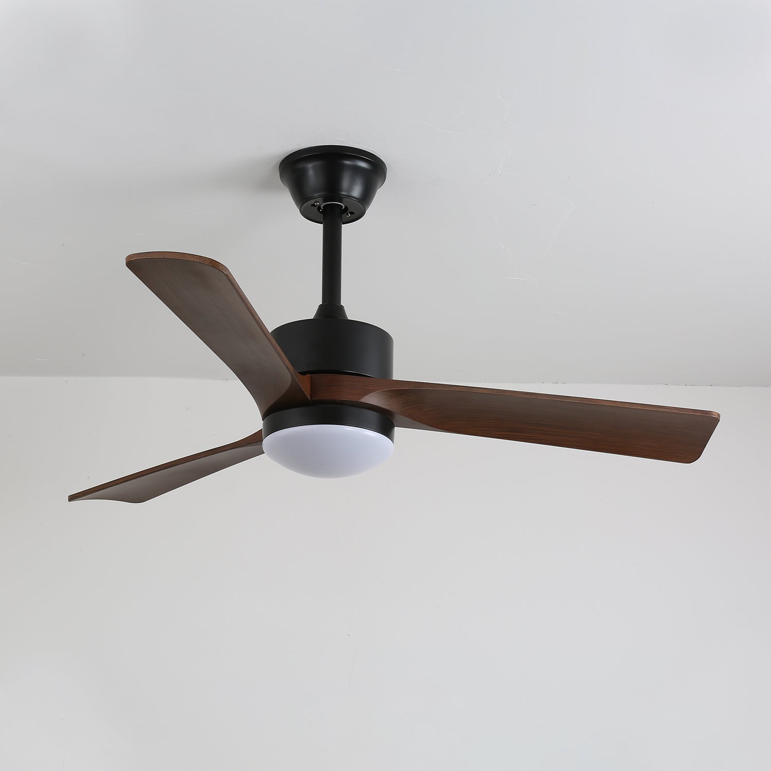 Ventilateur de plafond moderne en bois Evraeis avec détail de l'abat-jour en acrylique