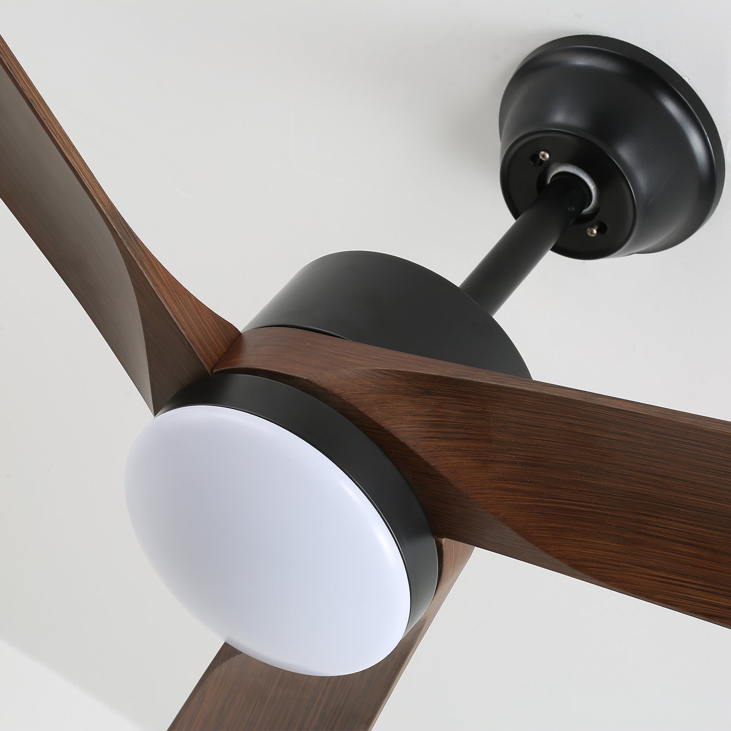 Vue de dessus du ventilateur de plafond moderne en bois Evraeis