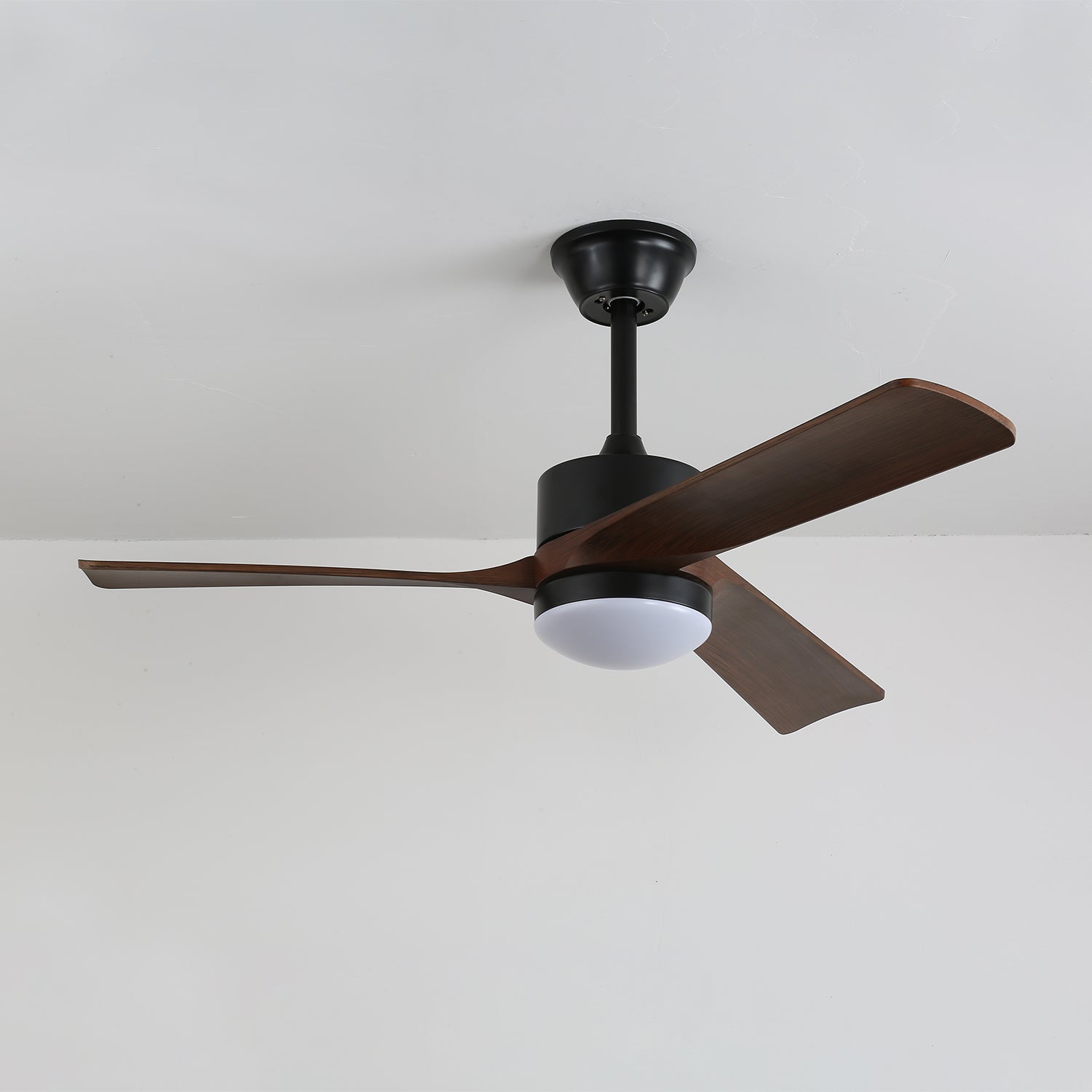 Ventilateur de plafond moderne en bois Evraeis en finition bois de noyer
