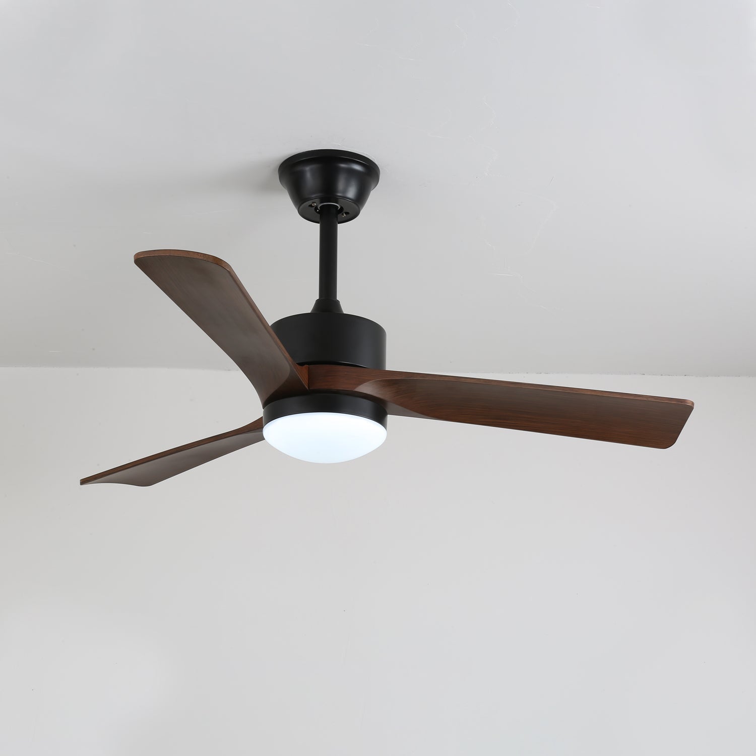 Gros plan du boîtier moteur du ventilateur de plafond moderne en bois Evraeis