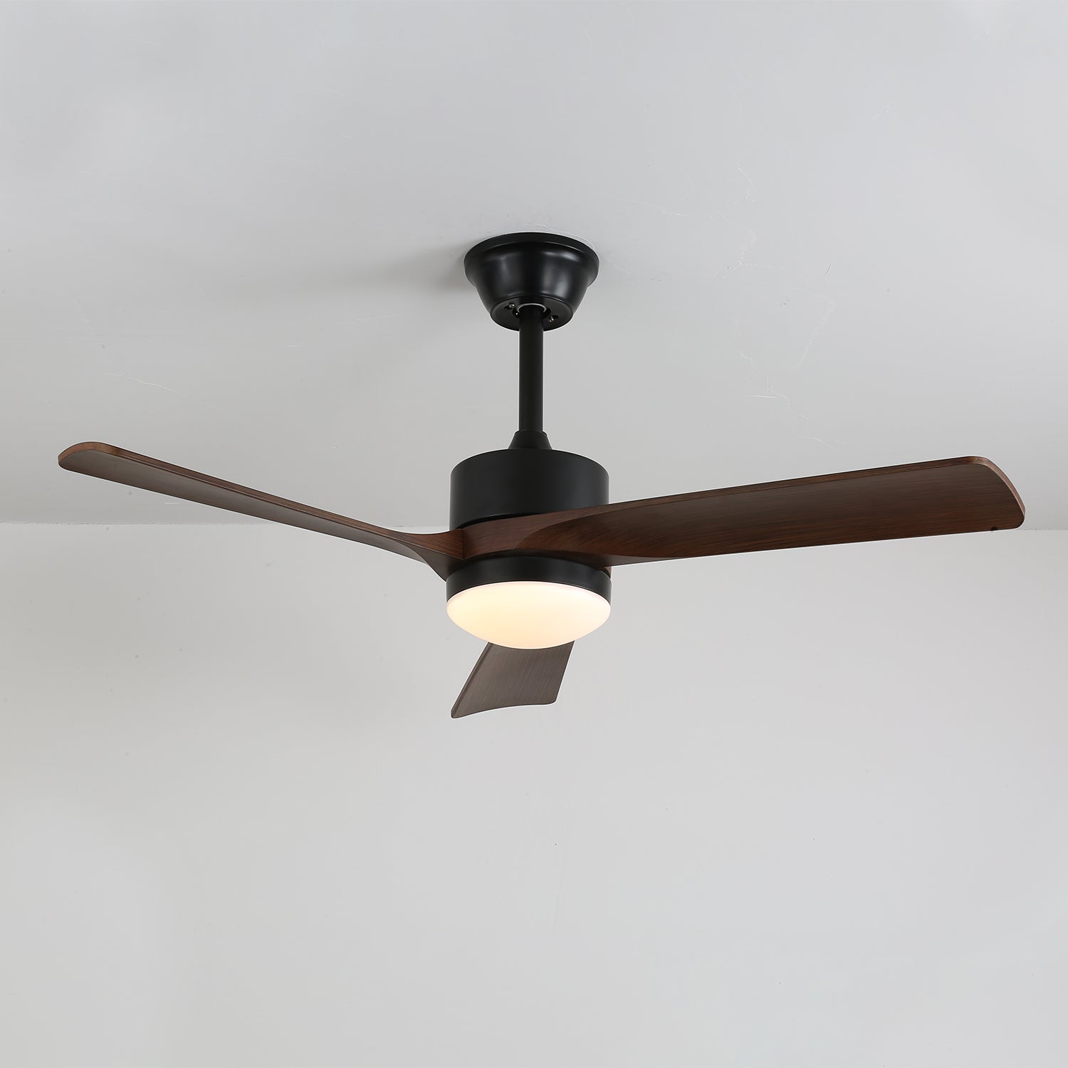 Ventilateur de plafond moderne en bois Evraeis avec lumière LED allumée