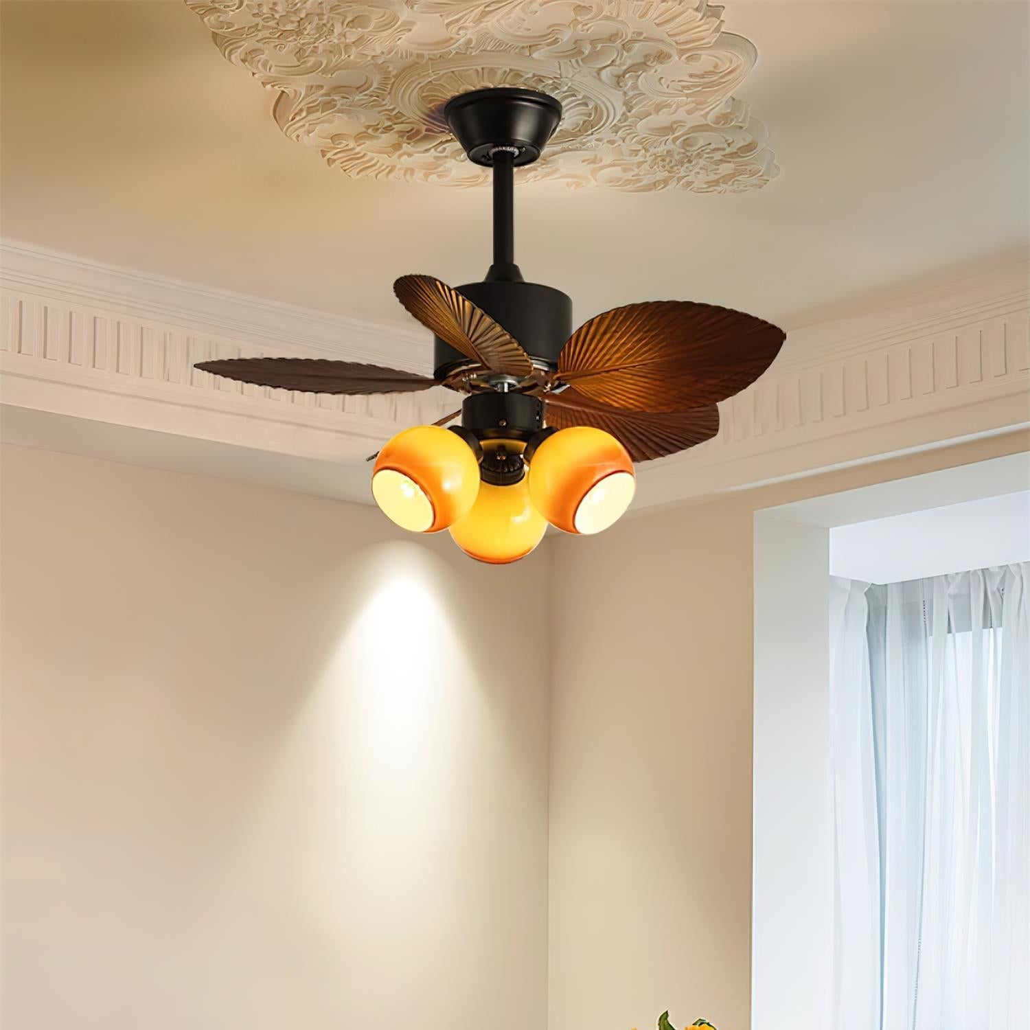 Détail de l'abat-jour en verre et de la source lumineuse du ventilateur avec lumière