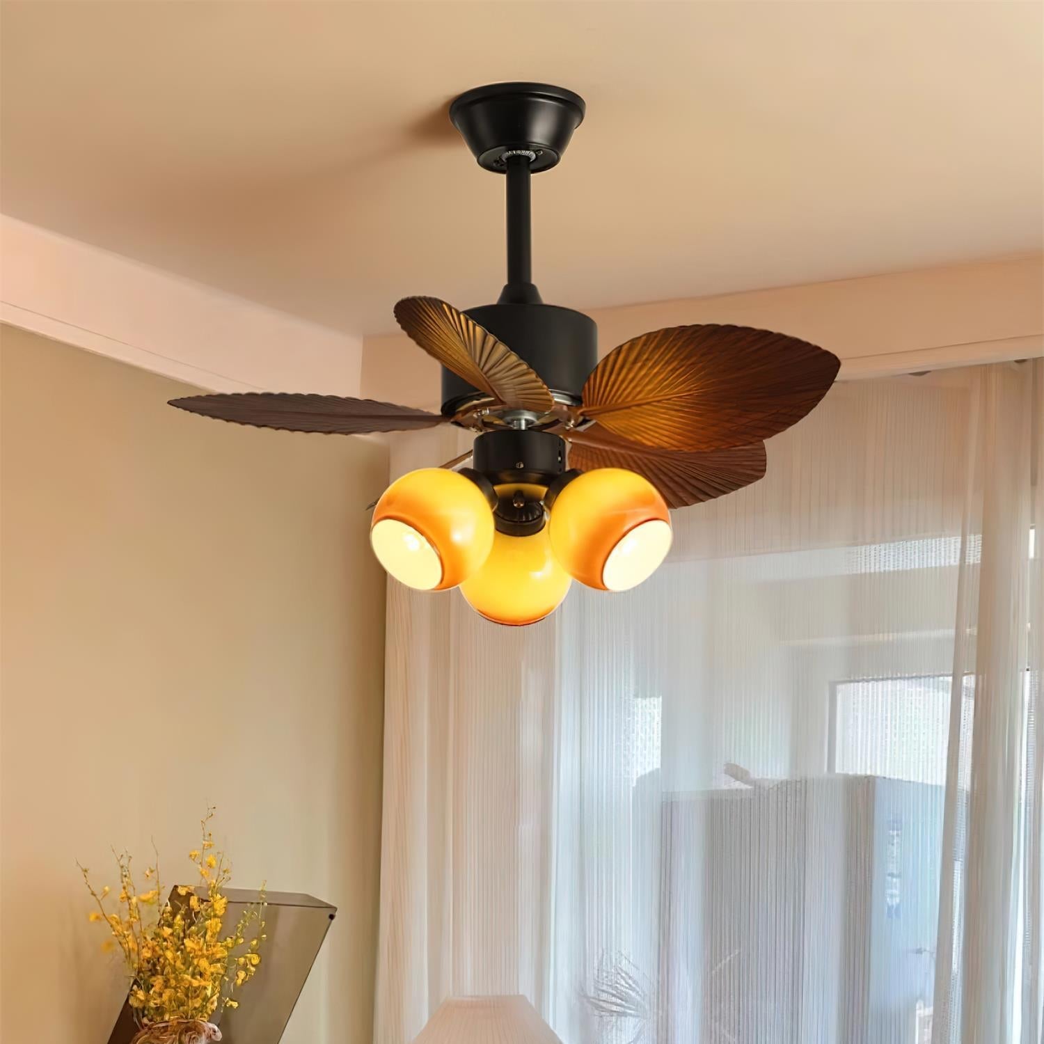 Vue rapprochée des pales en bois de noyer du plafonnier ventilateur Nerina