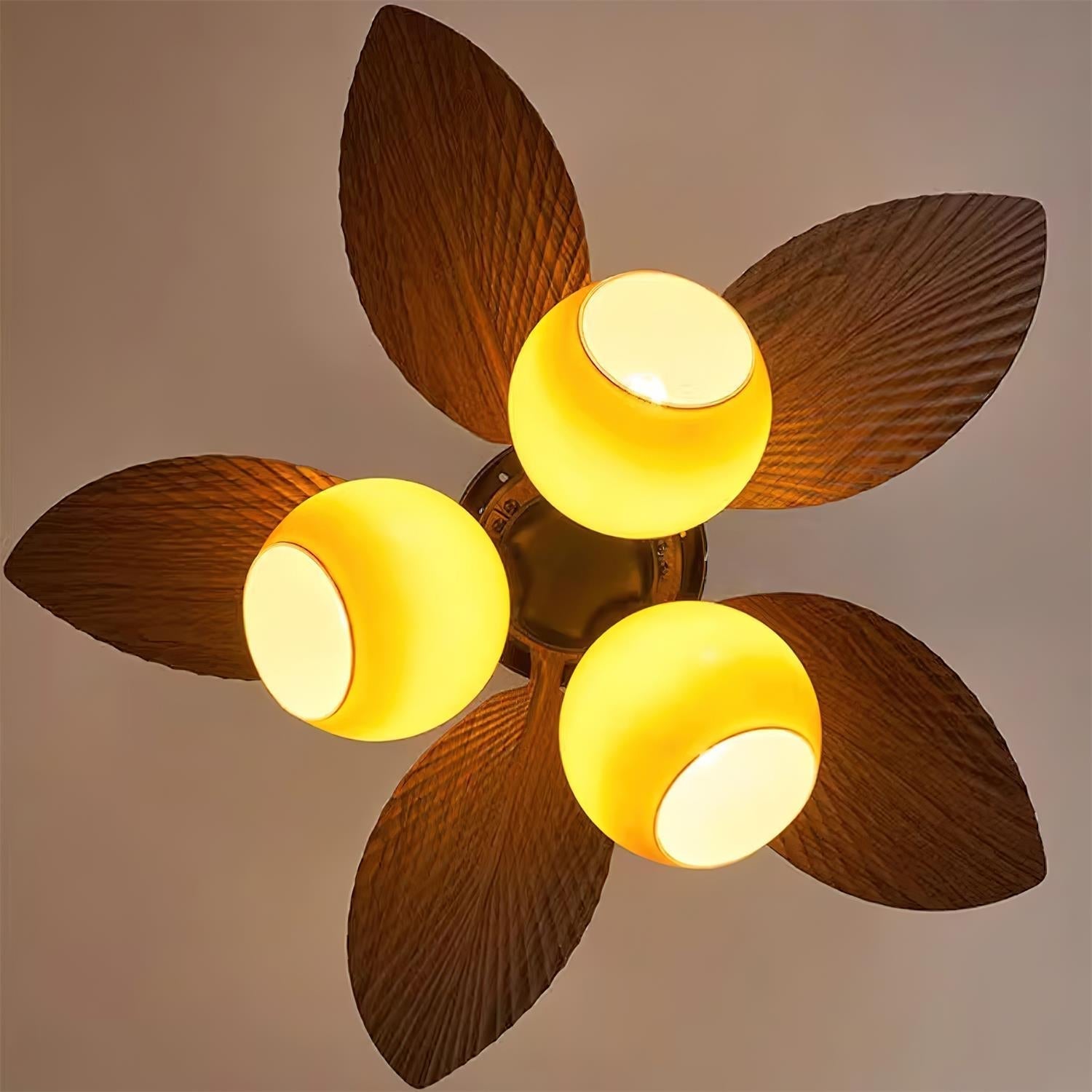 Plafonnier ventilateur Nerina tropical soulignant son cadre métallique et ses pales en ABS