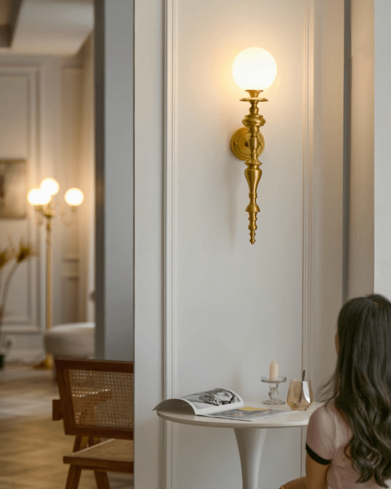 Nara Applique Murale Classique Élégante en Laiton - Neutralighting