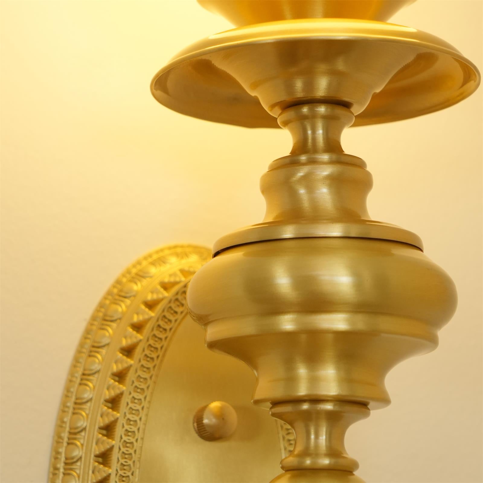 Nara Applique Murale Classique Élégante en Laiton - Neutralighting