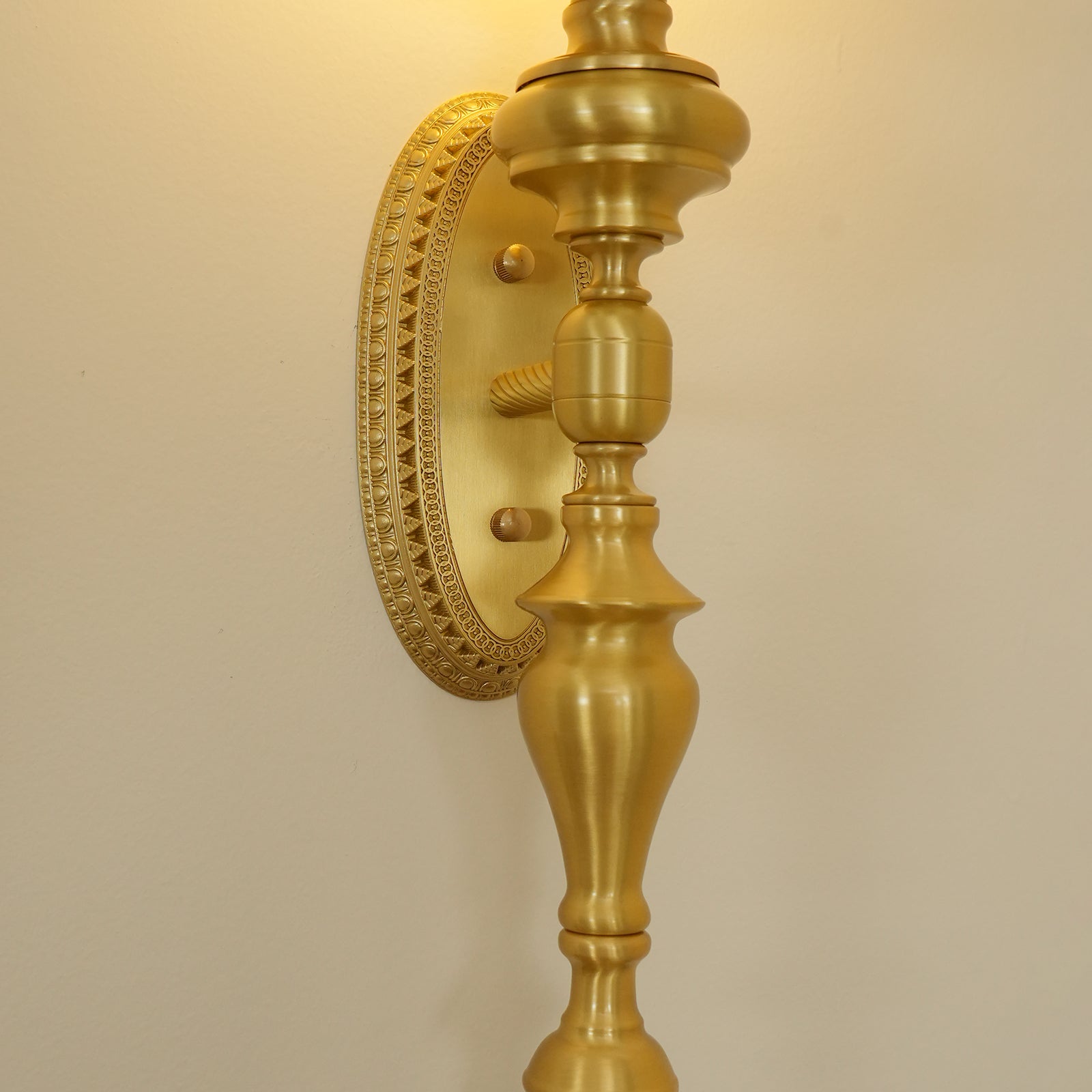 Nara Applique Murale Classique Élégante en Laiton - Neutralighting