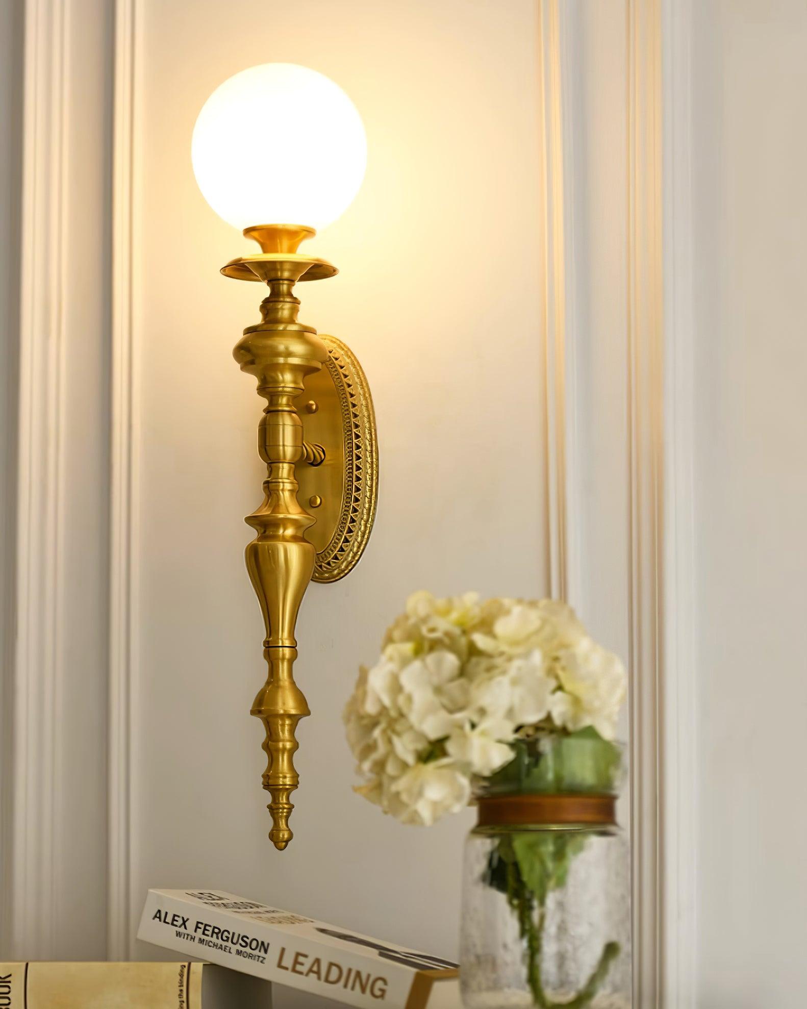 Nara Applique Murale Classique Élégante en Laiton - Neutralighting