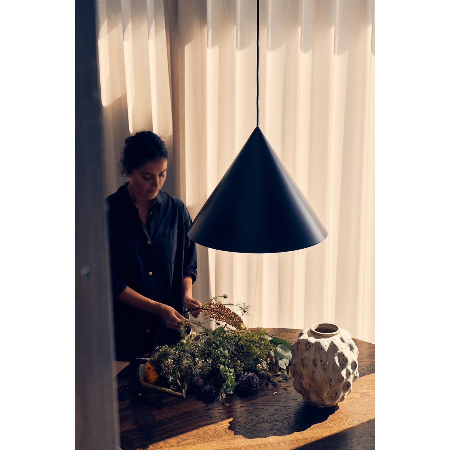 Caeluvyu Moderne Minimaliste Sombre Métal Suspension - Neutralighting