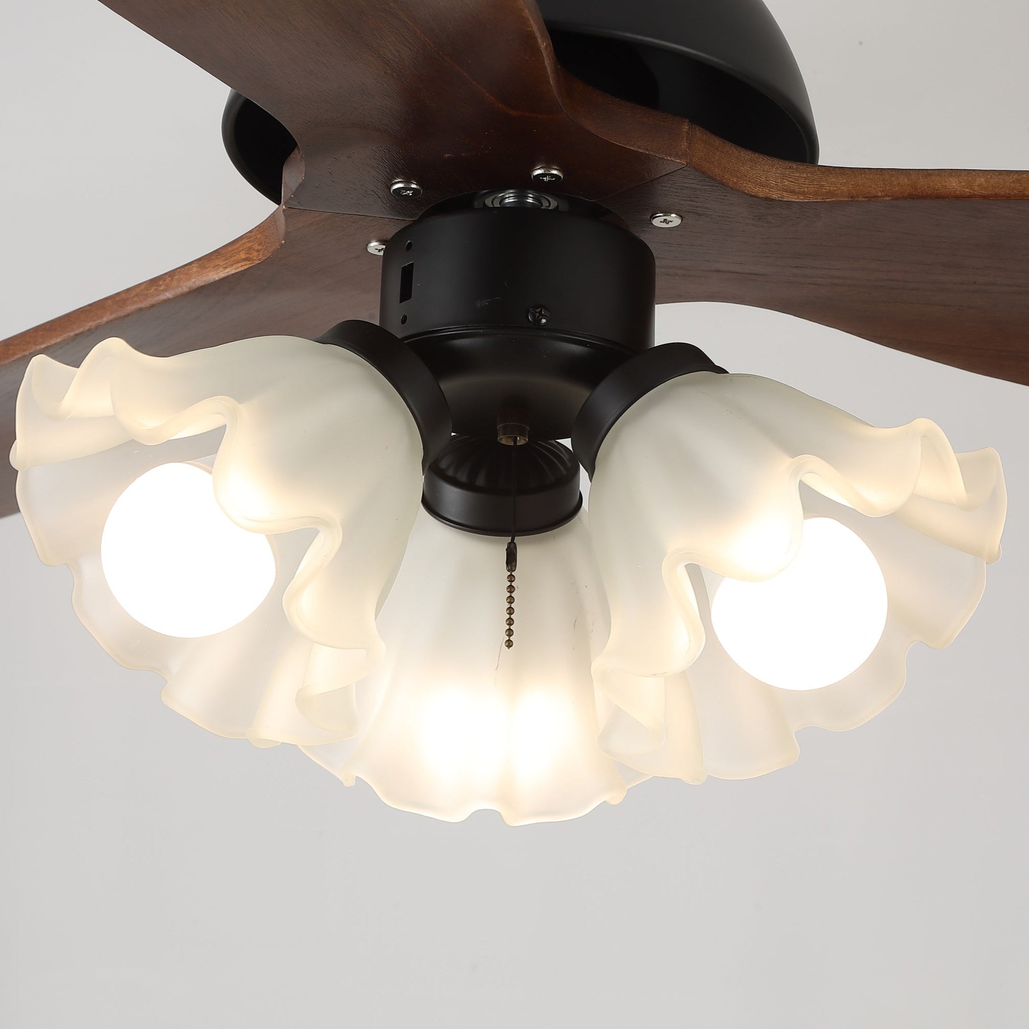 Plafonnier Ventilateur Novrik Air, installé dans un salon moderne