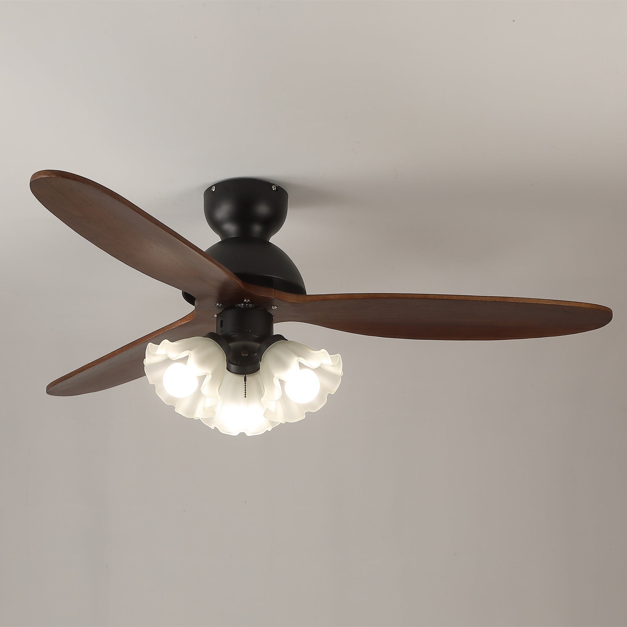 Plafonnier Ventilateur Novrik Air, détail du montage au plafond