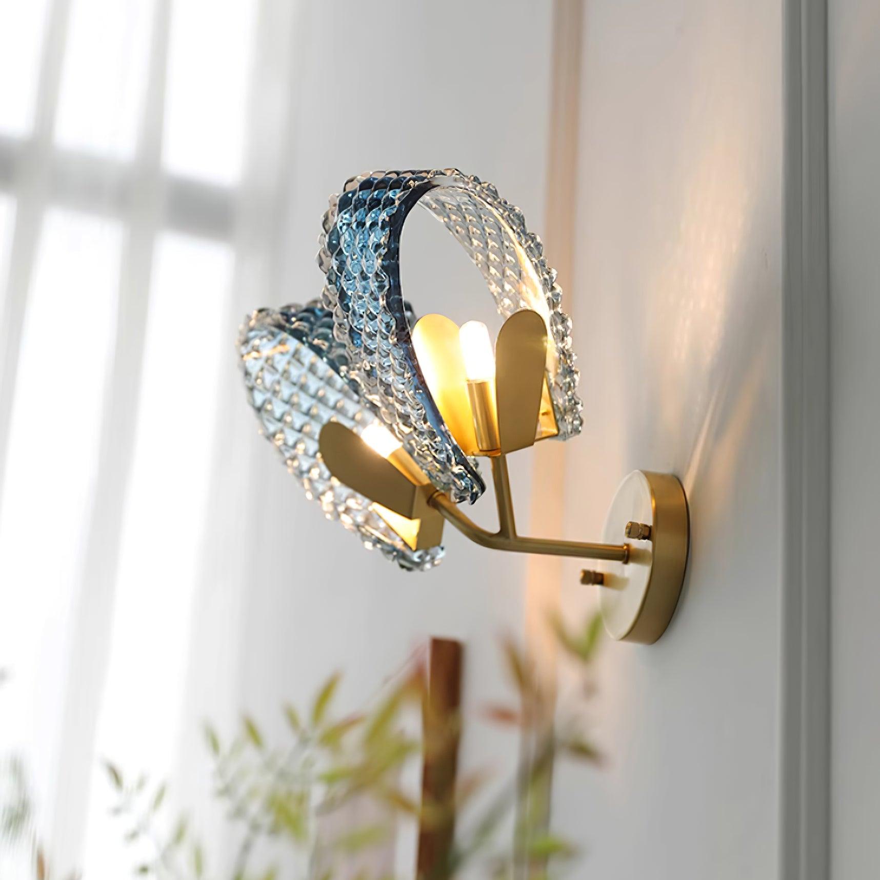 Aira Applique Murale Bleue en Verre Nervuré avec Bras en Laiton, Style Chic et Glamour - Neutralighting