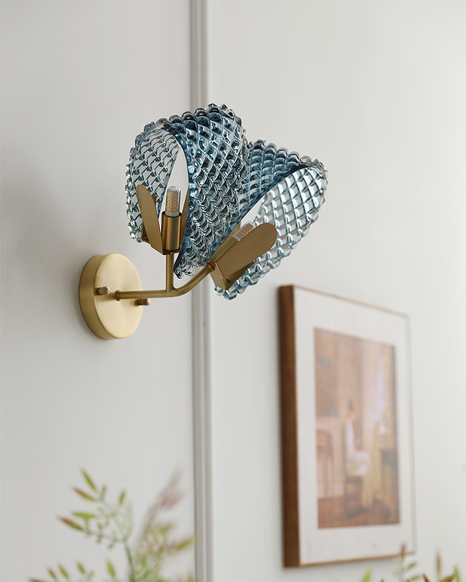 Aira Applique Murale Bleue en Verre Nervuré avec Bras en Laiton, Style Chic et Glamour - Neutralighting