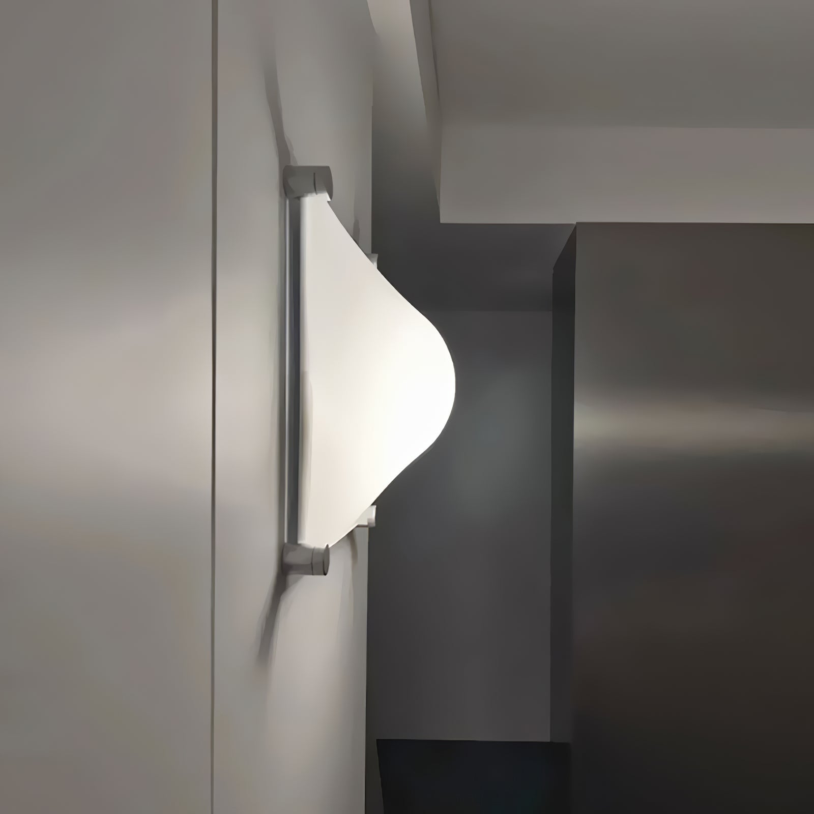 Bolla Plafonnier Courbe Triangle Abat-jour Minimaliste - Neutralighting