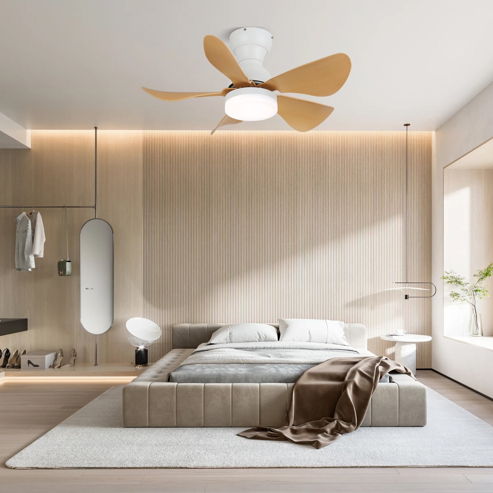 Gros plan des pales en grain de bois du ventilateur de plafond Callen