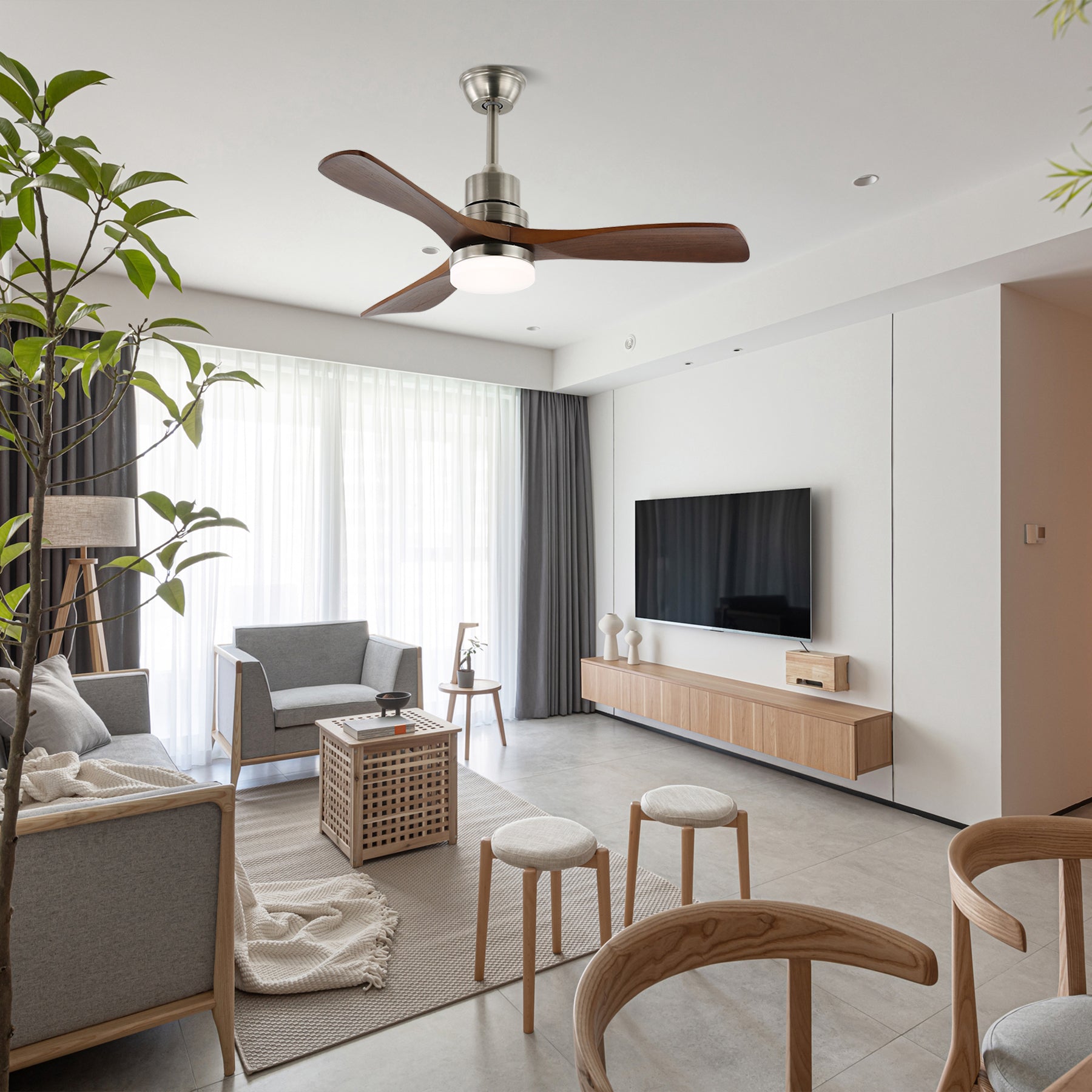 Gros plan sur les pales en bois du ventilateur Kaelen