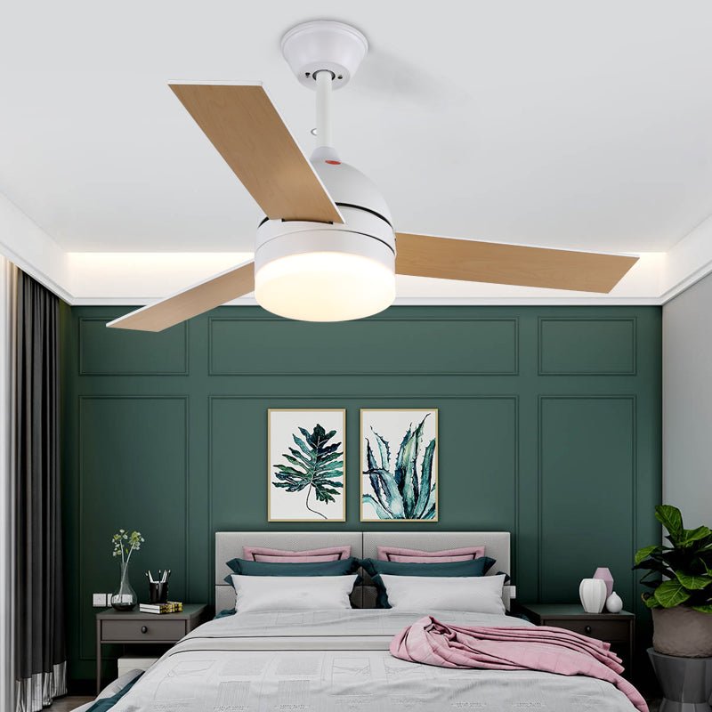 Vue rapprochée des pales finition bois du ventilateur de plafond Selena.