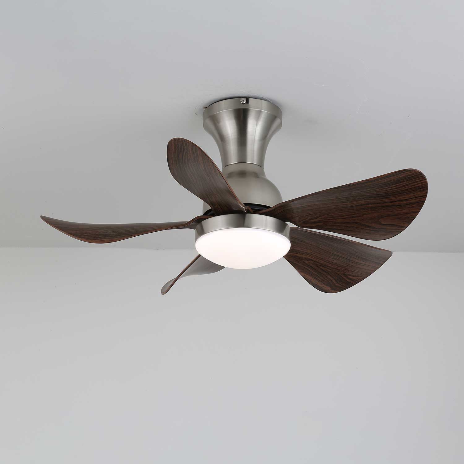 Ventilateur de plafond Novaro avec lumière installé dans une chambre ou un salon moderne