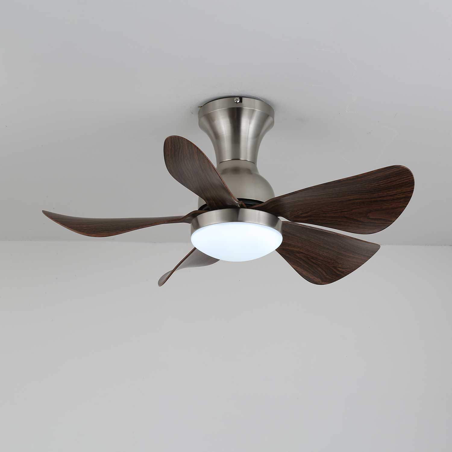Vue détaillée du moteur DC en cuivre pur du ventilateur de plafond Novaro avec lumière