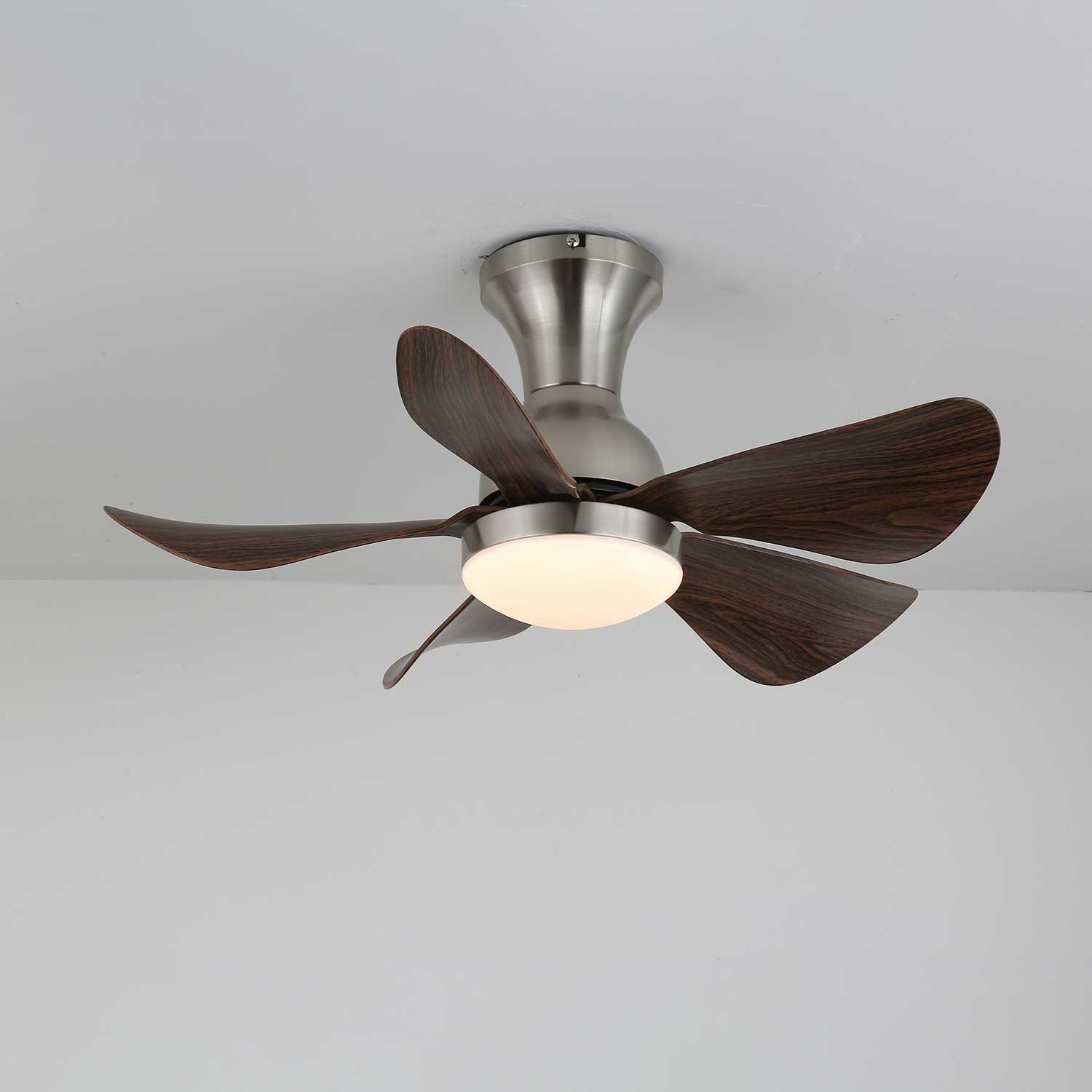 Gros plan du ventilateur de plafond Novaro avec lumière, montrant les pales en ABS et l'abat-jour en acrylique